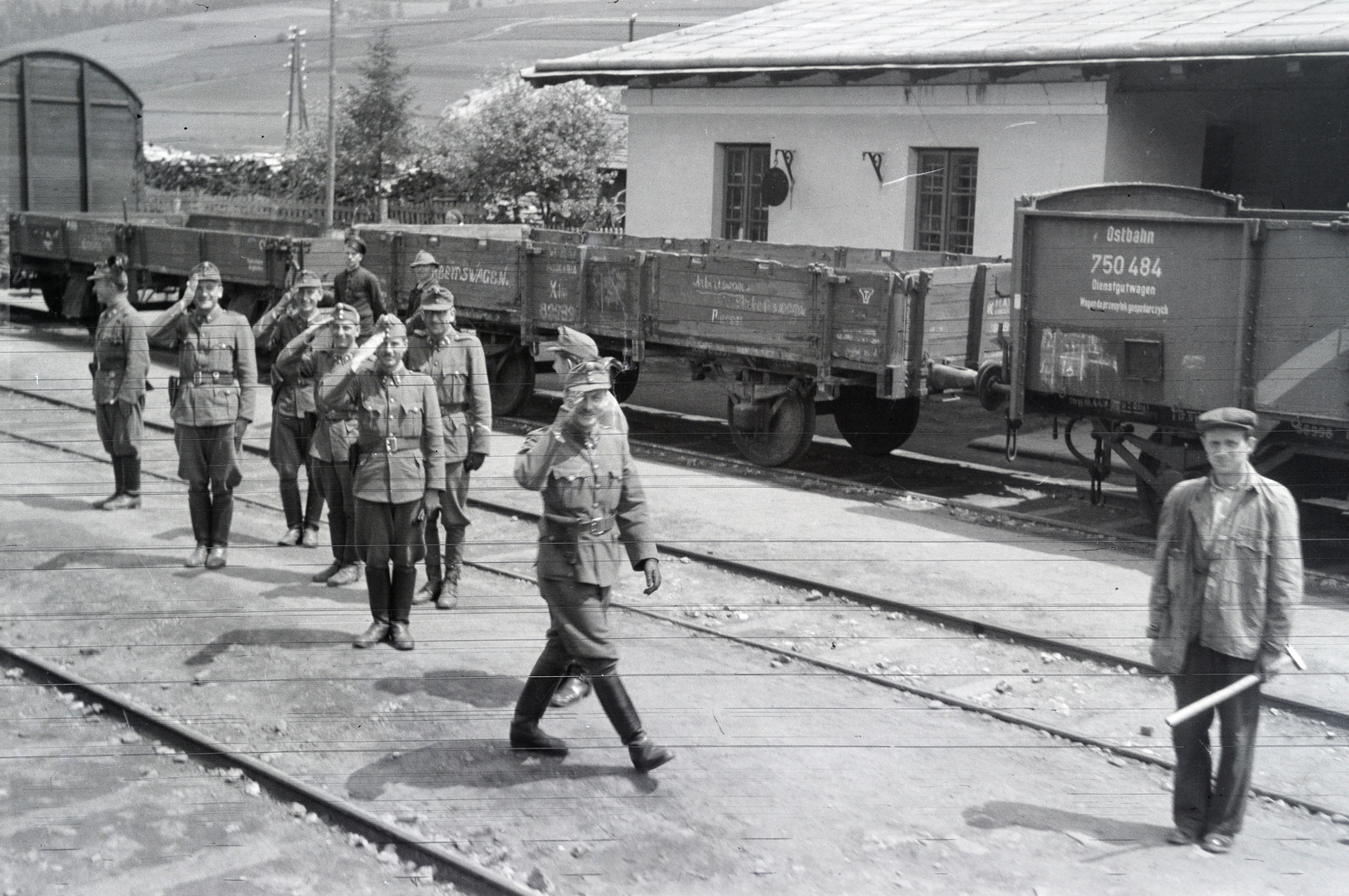 Ukrajna, Lavocsne, (ekkor Lawoczne), vasútállomás. A felvétel a vöröskeresztes kórházvonat érkezésekor készült., 1942, Reményi József, katona, egyenruha, munkás, vonat, Fortepan #258120