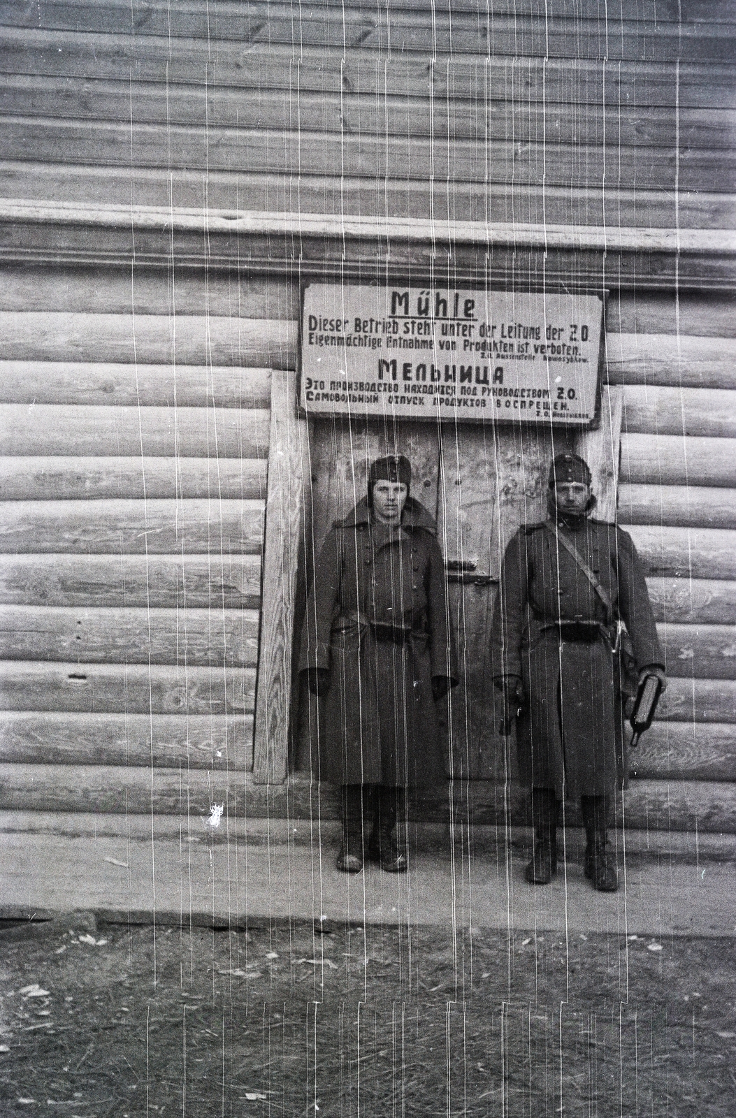 1942, Reményi József, Cyrillic alphabet, soldier, wooden cottage, german text, Fortepan #258136