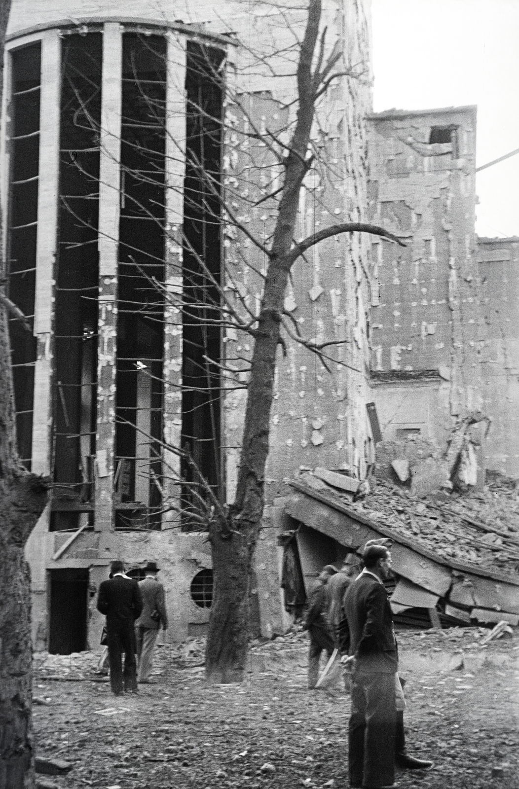 Hungary, Városmajor, Budapest XII., Jézus Szíve-templom. A felvétel az 1942. szeptember 4-i bombatámadás után készült., 1942, Reményi József, second World War, bombing, church, Budapest, Fortepan #258145