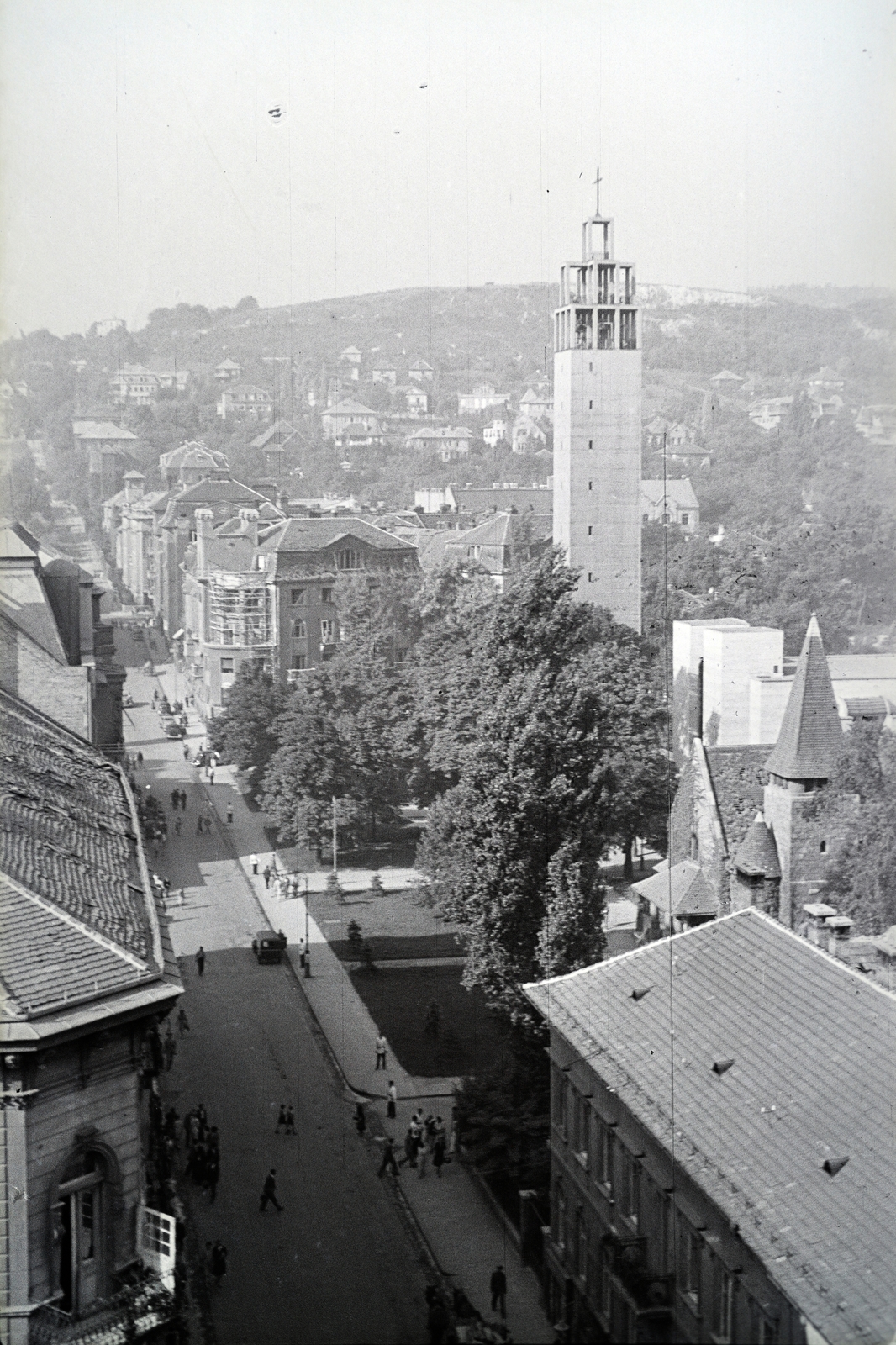 Magyarország, Budapest XII., rálátás a Csaba utcára, jobbra a városmajori Jézus Szíve-templom és a kistemplom., 1942, Reményi József, Budapest, madártávlat, Fortepan #258153