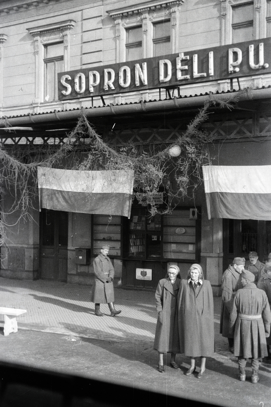 Hungary, Sopron, Déli pályaudvar, a személyzet egy része a vöröskeresztes kórházvonat mellett., 1942, Reményi József, Fortepan #258158