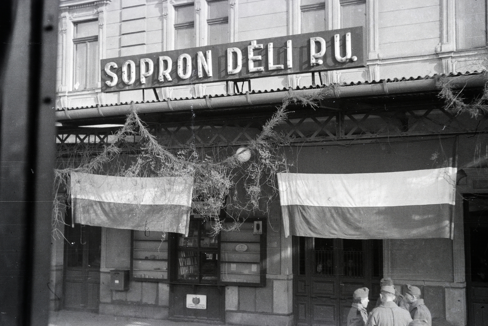 Magyarország, Sopron, Déli pályaudvar, a személyzet egy része a vöröskeresztes kórházvonat mellett., 1942, Reményi József, dekoráció, zászló, Fortepan #258159
