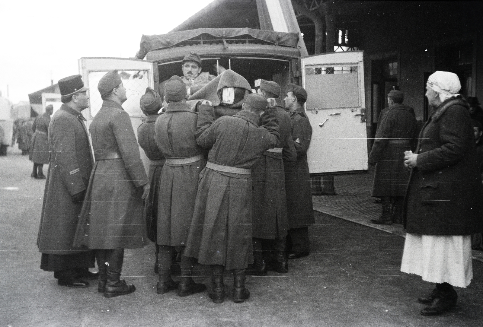 Magyarország, Sopron, Déli pályaudvar, mentőautóba emelik át a vöröskeresztes kórházvonatból a hordágyon a sebesült katonát., 1942, Reményi József, sebesült, Best of, Fortepan #258160