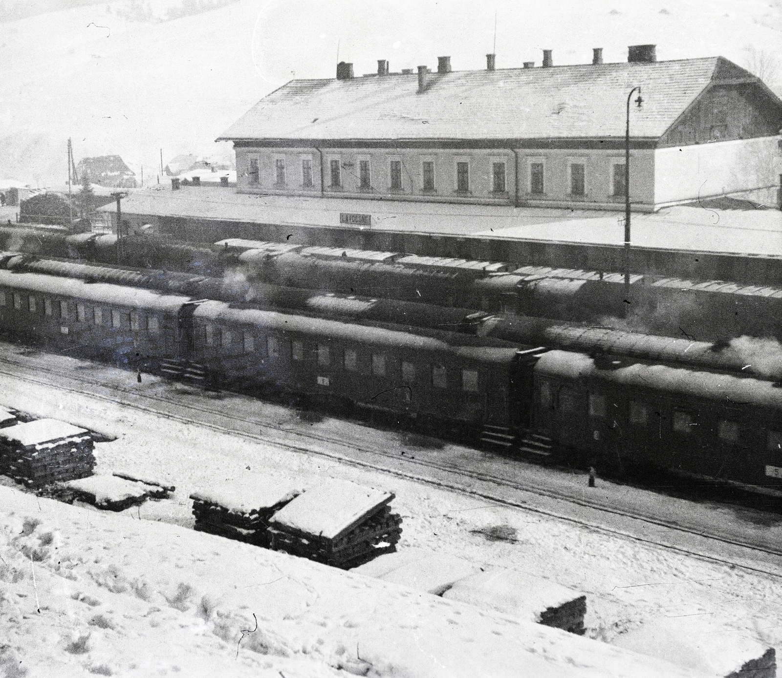 Ukraine, vöröskeresztes kórházvonat a vasútállomáson., 1942, Reményi József, snow, winter, Fortepan #258166