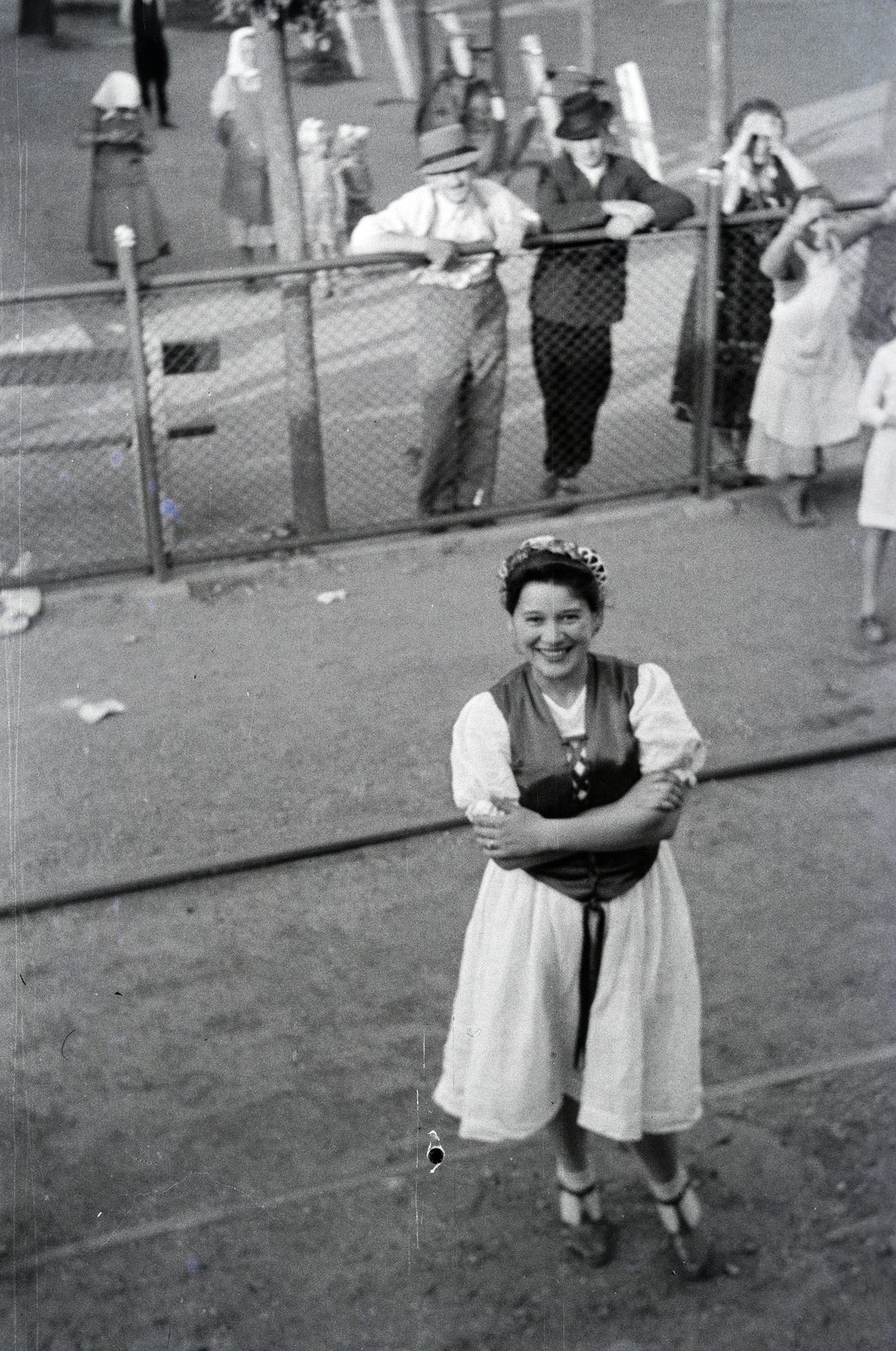 Magyarország, Inárcs, Inárcs-Kakucs vasútállomás., 1943, Reményi József, mosoly, népviselet, karba tett kéz, Fortepan #258173