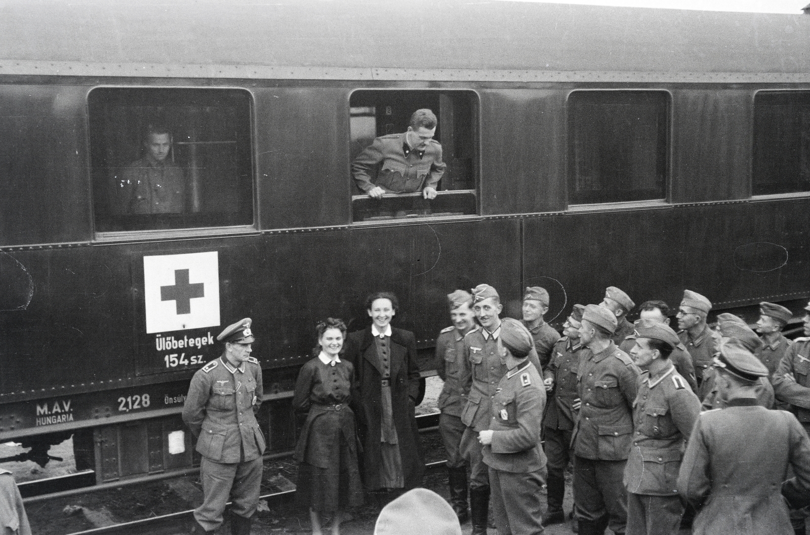 a 154-es számú vöröskeresztes kórházvonat személyzetének egy része és német katonák az ülőbetegek vagonja előtt., 1942, Reményi József, kórházvonat, Fortepan #258197