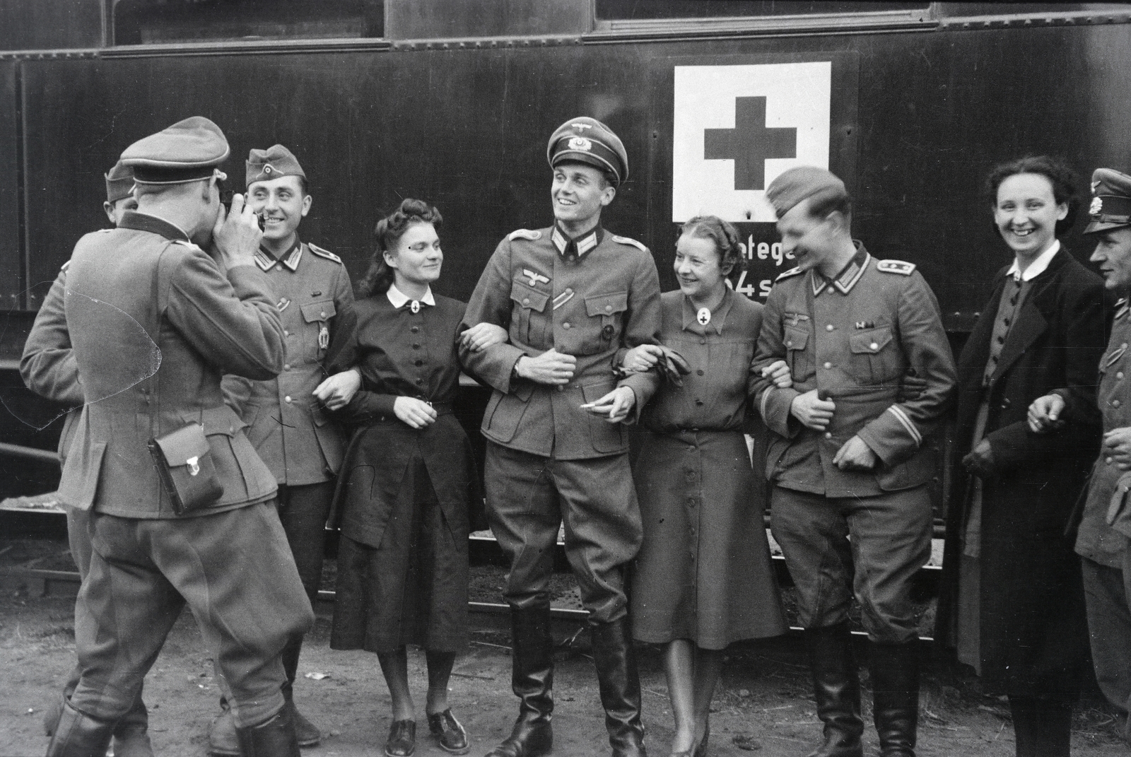 a 154-es számú vöröskeresztes kórházvonat személyzetének egy része és német katonák az ülőbetegek vagonja előtt., 1942, Reményi József, kórházvonat, Fortepan #258198