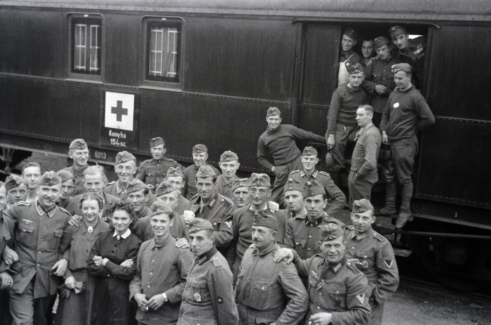 a 154-es számú vöröskeresztes kórházvonat személyzetének egy része és német katonák az konyhavagon előtt., 1942, Reményi József, kórházvonat, Fortepan #258199