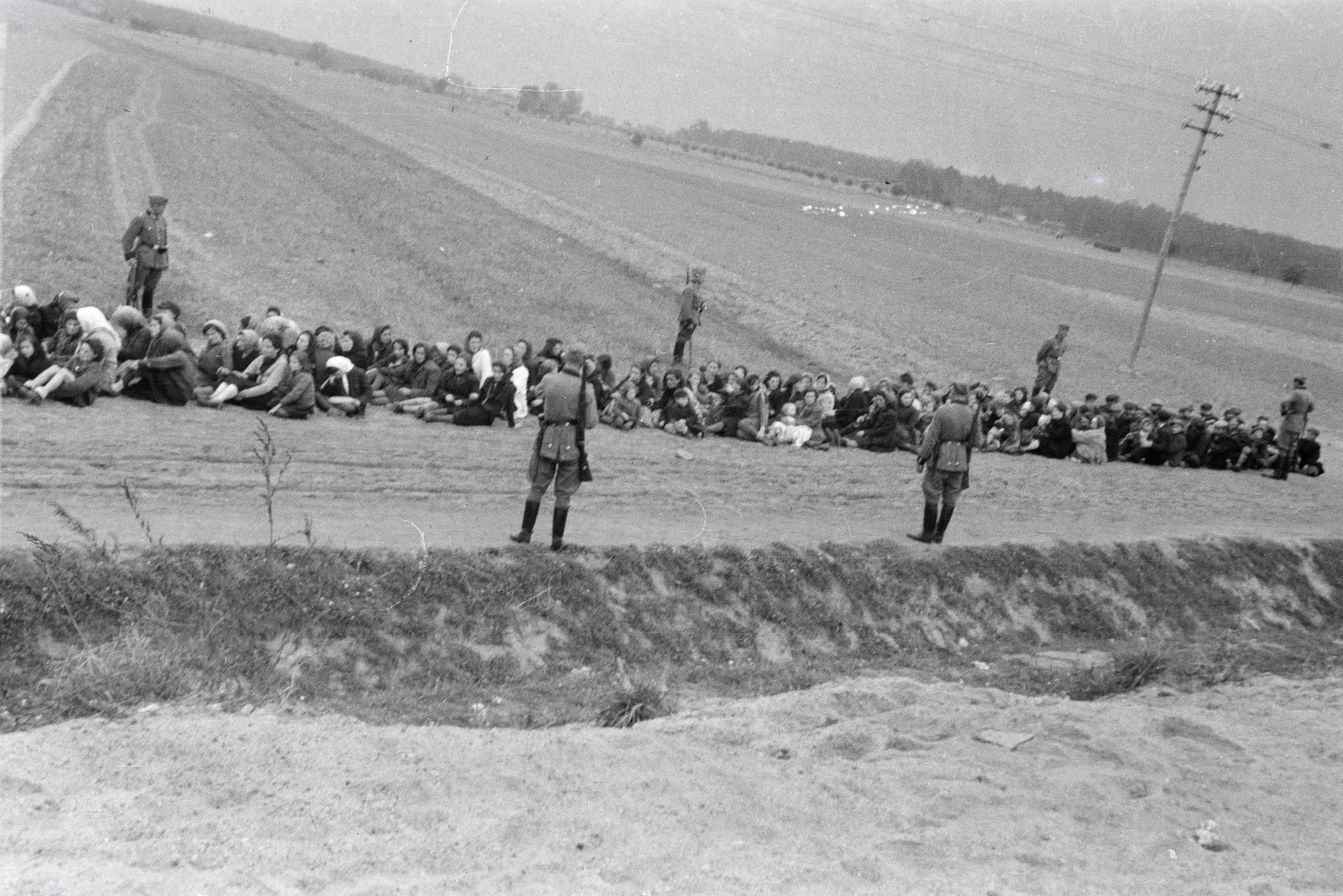 Ukrajna, német fegyveresek őrzi a helyi asszonyokat és gyerekeket. A felvétel a vöröskeresztes kórházvonat egyik útjáról készült sorozat része., 1942, Reményi József, Fortepan #258202