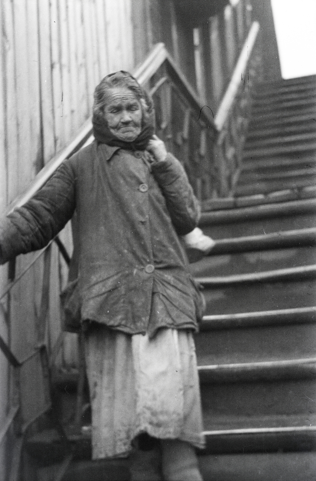 1942, Reményi József, poverty, woman, flight of stairs, old person, headscarf, Fortepan #258206