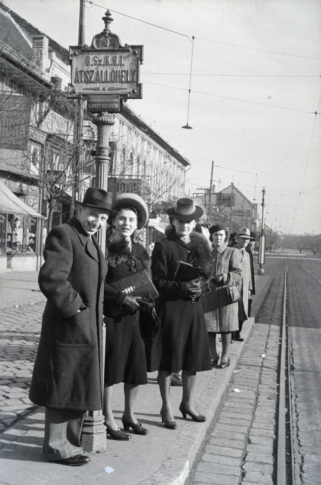 Magyarország, Budapest IV., Árpád út, villamosmegálló az István út kereszteződésénél., 1943, Reményi József, Best of, Budapest, Fortepan #258212