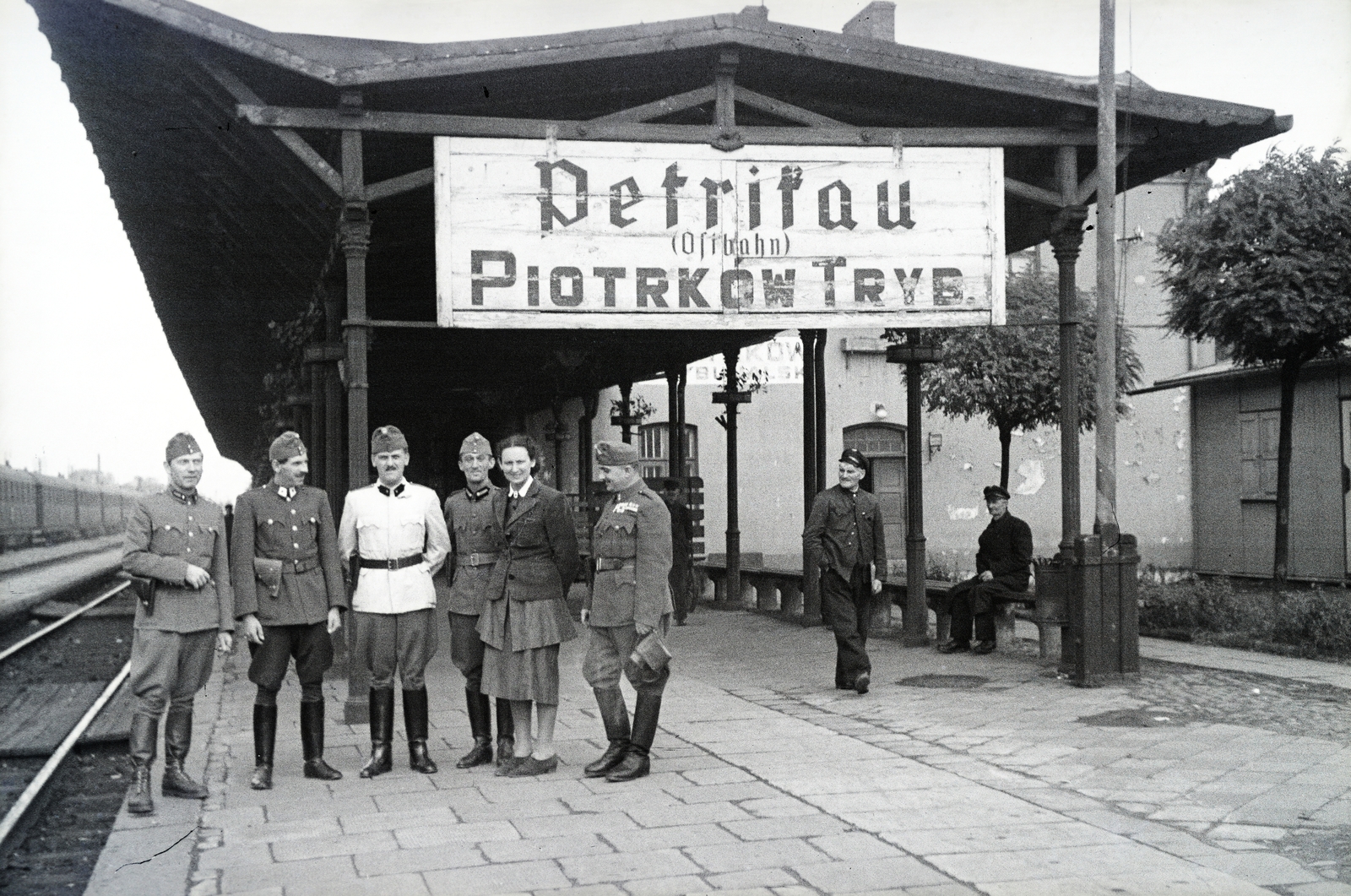 Lengyelország, Piotrków Trybunalski, a 154-es számú vöröskeresztes kórházvonat személyzete a vasútállomáson., 1942, Reményi József, Fortepan #258217