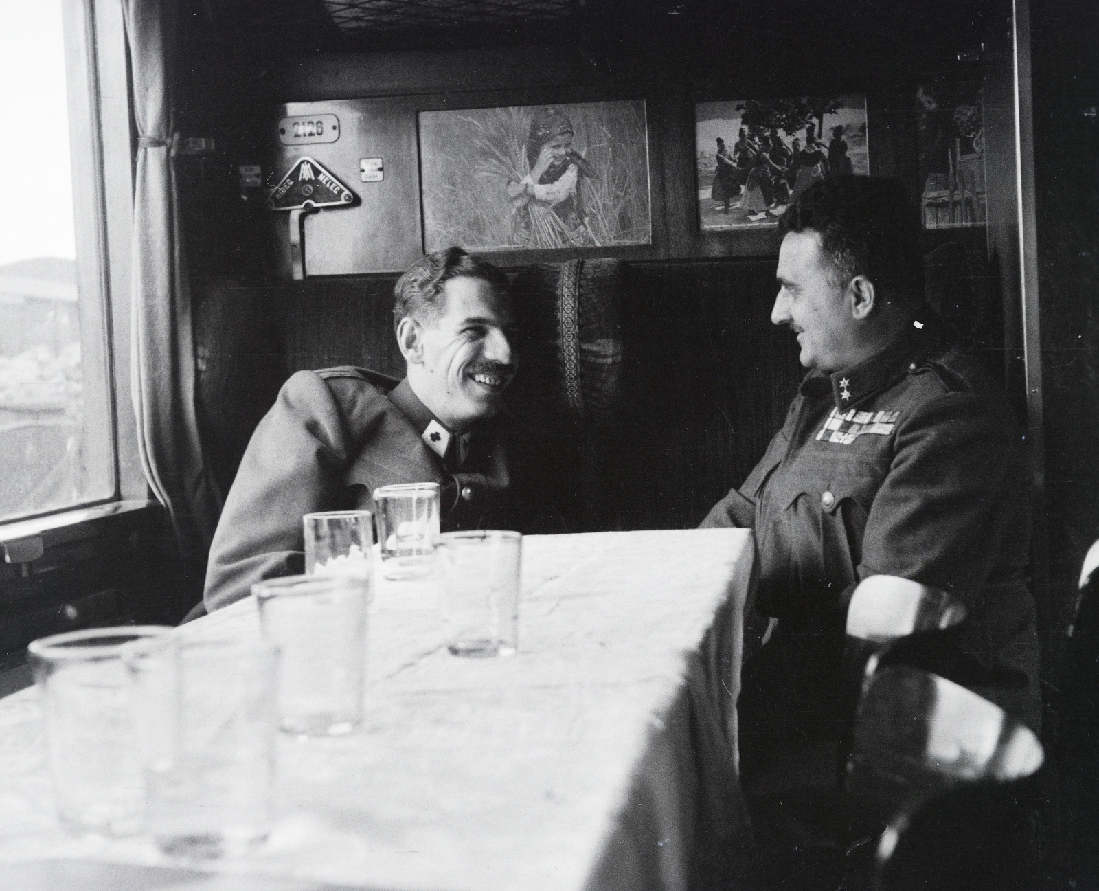 1942, Reményi József, kórházvonat, mosoly, katona, utastér, pohár, kép a képben, Fortepan #258219