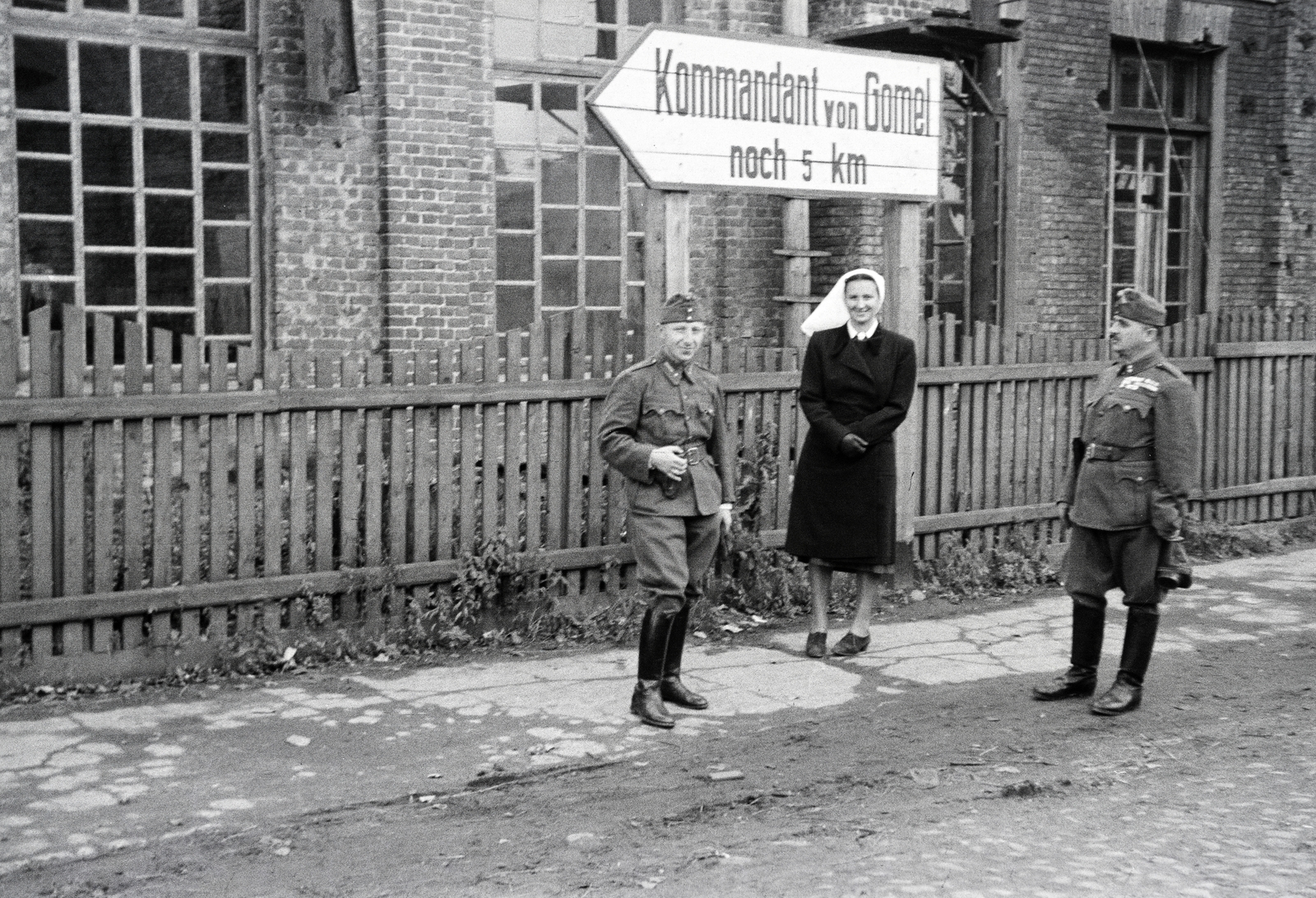 Fehéroroszország, Homel, Homel (ekkor Gomel), a 154-es számú vöröskeresztes kórházvonat önkéntes nővére és tisztjei., 1942, Reményi József, Fortepan #258222