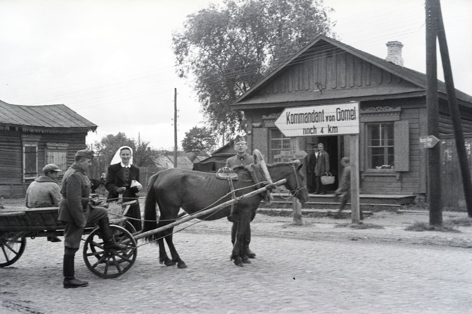 Fehéroroszország, Homel, Homel (ekkor Gomel), a 154-es számú vöröskeresztes kórházvonat önkéntes nővére és tisztjei., 1942, Reményi József, Fortepan #258223