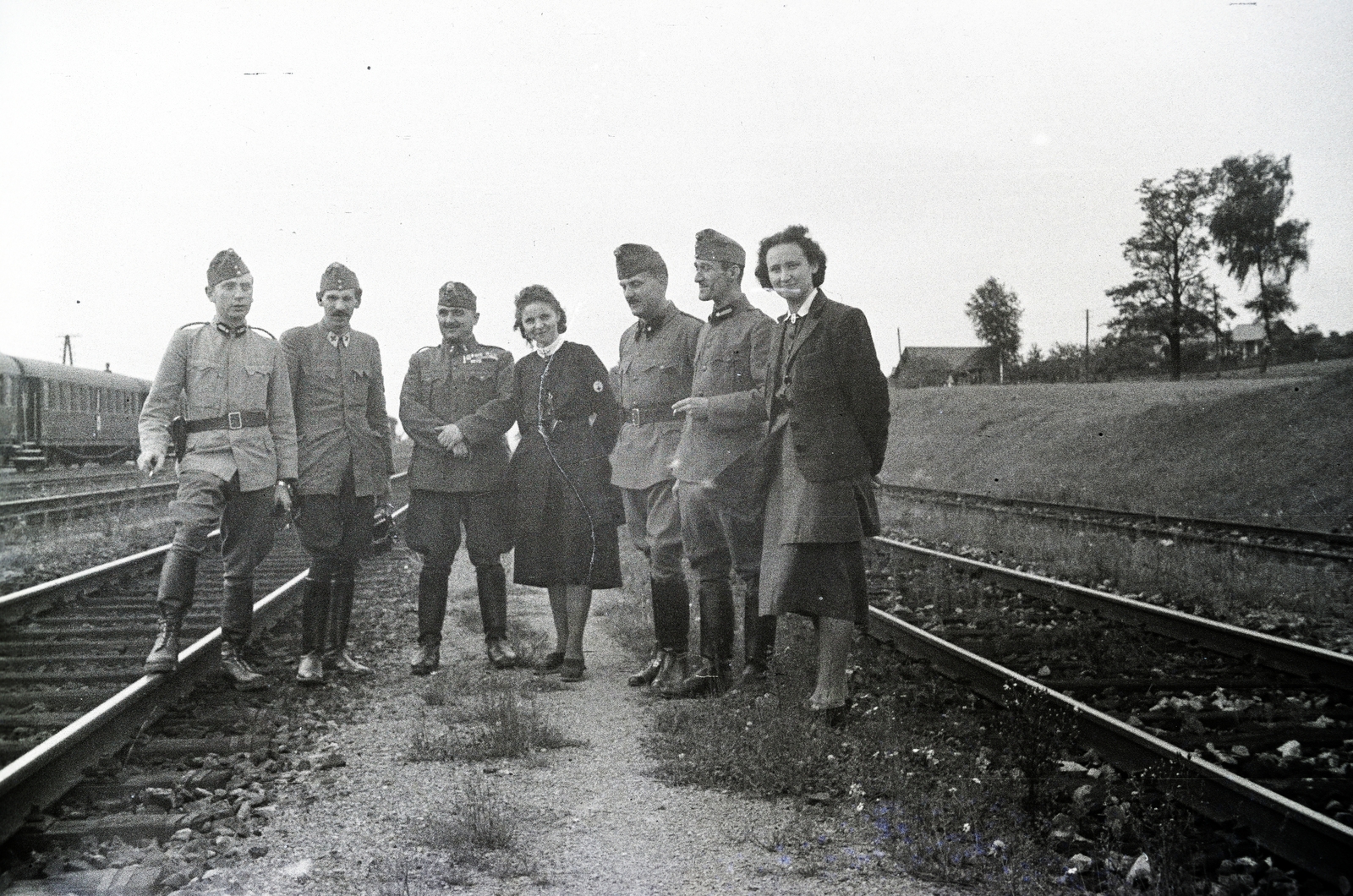 A 154-es számú vöröskeresztes kórházvonat önkéntes nővérei és a katonai személyzetének tagjai., 1942, Reményi József, csoportkép, Fortepan #258228