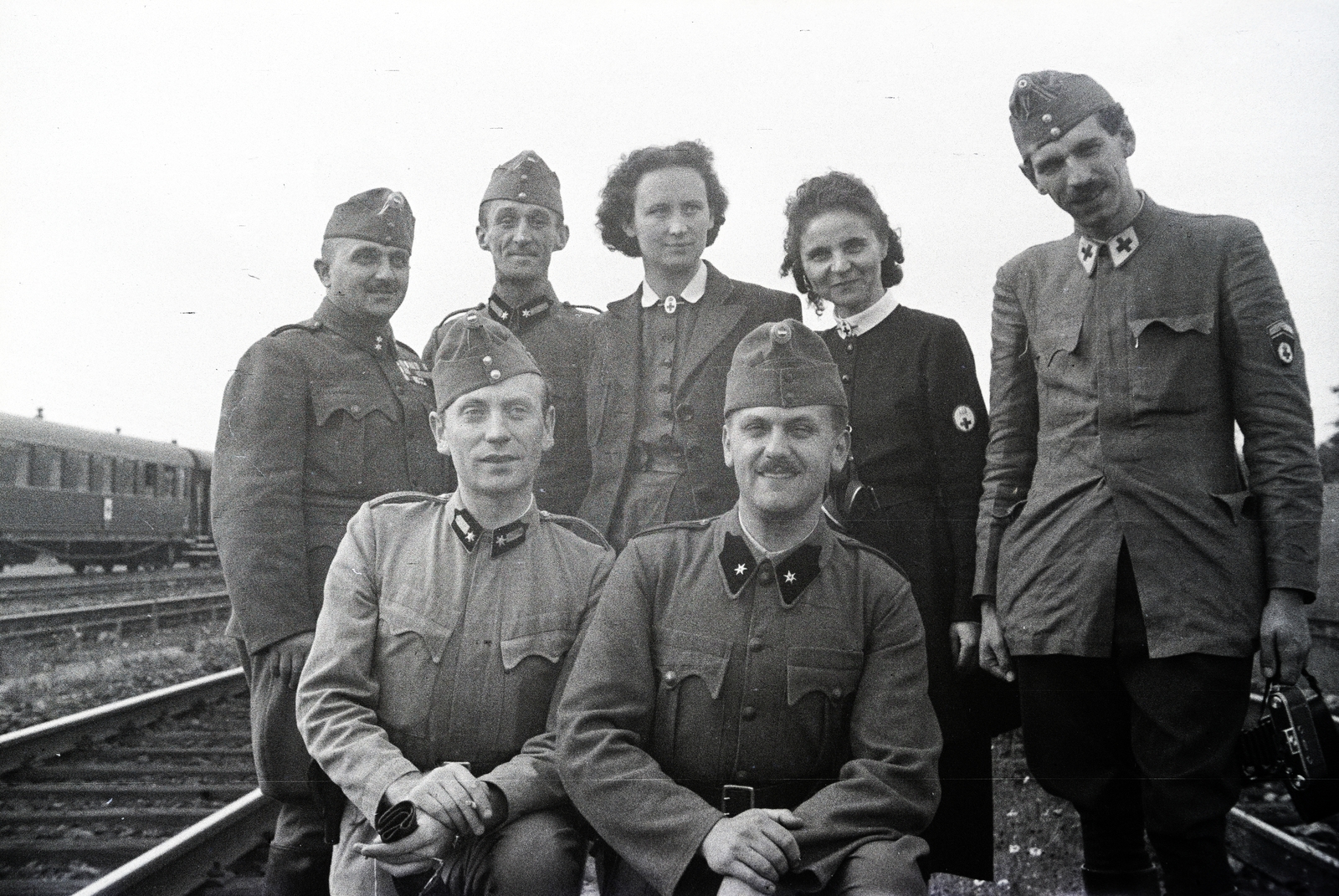 A 154-es számú vöröskeresztes kórházvonat önkéntes nővérei és a katonai személyzetének tagjai., 1942, Reményi József, csoportkép, Fortepan #258229
