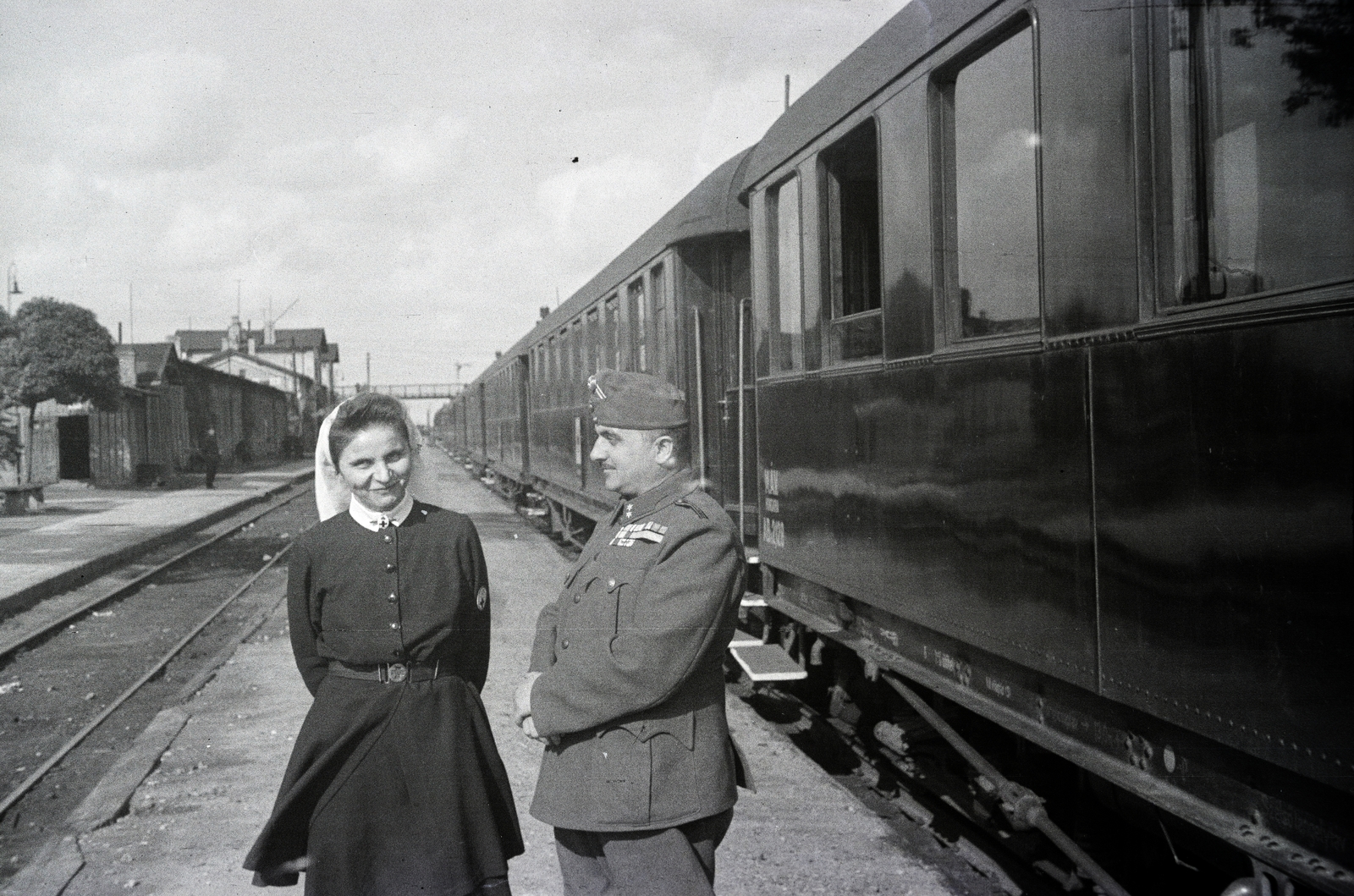 A 154-es számú vöröskeresztes kórházvonat nővére és tisztje., 1942, Reményi József, ápolónő, Fortepan #258234