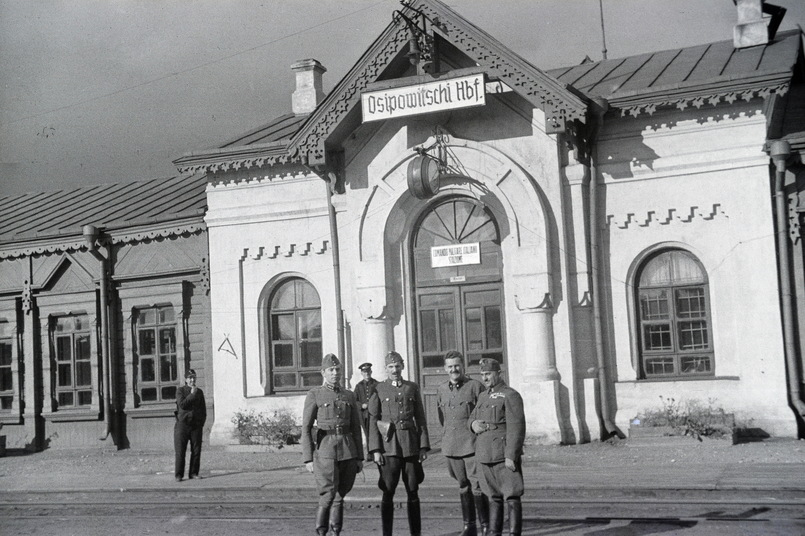 Fehéroroszország, Aszipovicsi, (ekkor Osipowitschi), vasútállomás, a 154-es számú vöröskeresztes kórházvonat tisztjei., 1942, Reményi József, Fortepan #258235