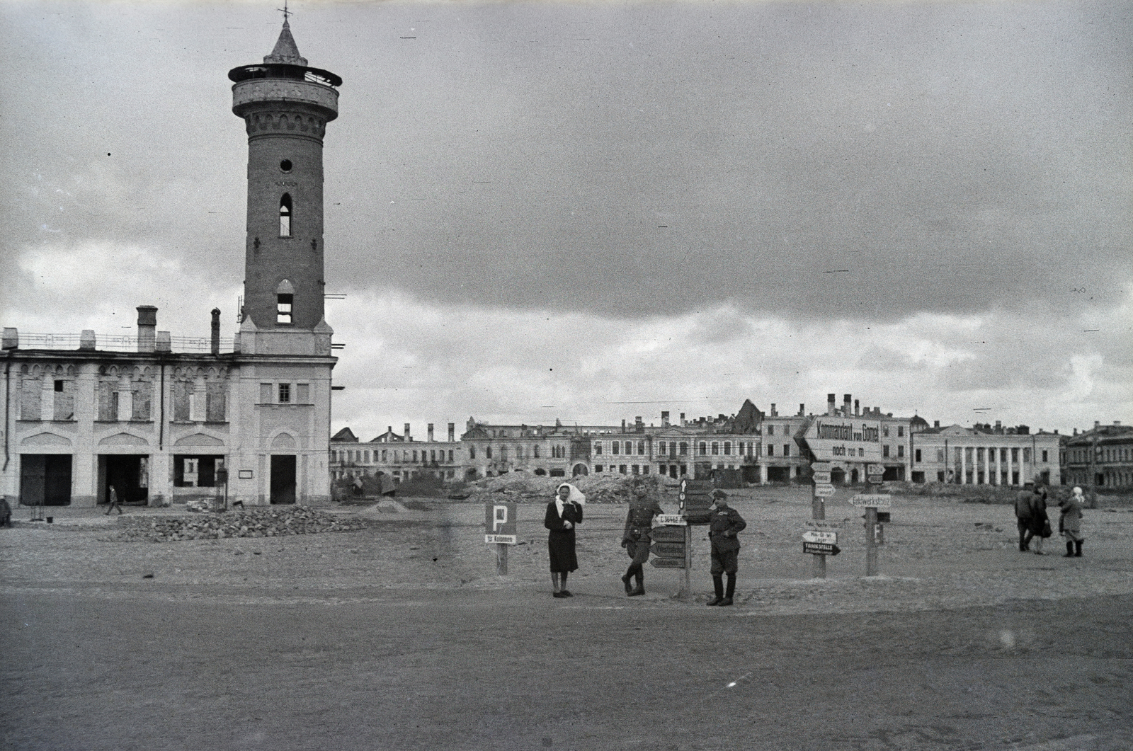 Fehéroroszország, Homel, Lenin tér (Piac tér / Bazarnaja plosagy), balra a tűzoltóság épülete a tűztoronnyal., 1942, Reményi József, Best of, Fortepan #258242