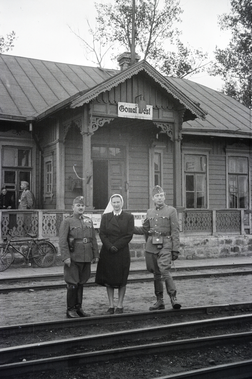 Belarus, Gomel, Homel (ekkor Gomel), Gomel-West vasútállomás, a 154-es számú vöröskeresztes kórházvonat önkéntes nővére és tisztjei., 1942, Reményi József, Fortepan #258244