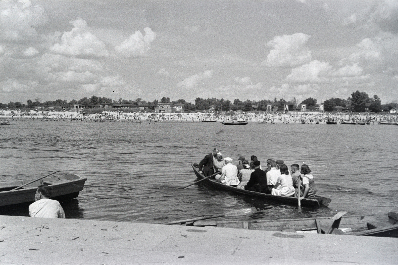 Ukrajna, Kijev, Dnyeper-part a Naberezsne sosze mellett, a központi plázzsal szemben., 1942, Reményi József, csónakázás, Fortepan #258267