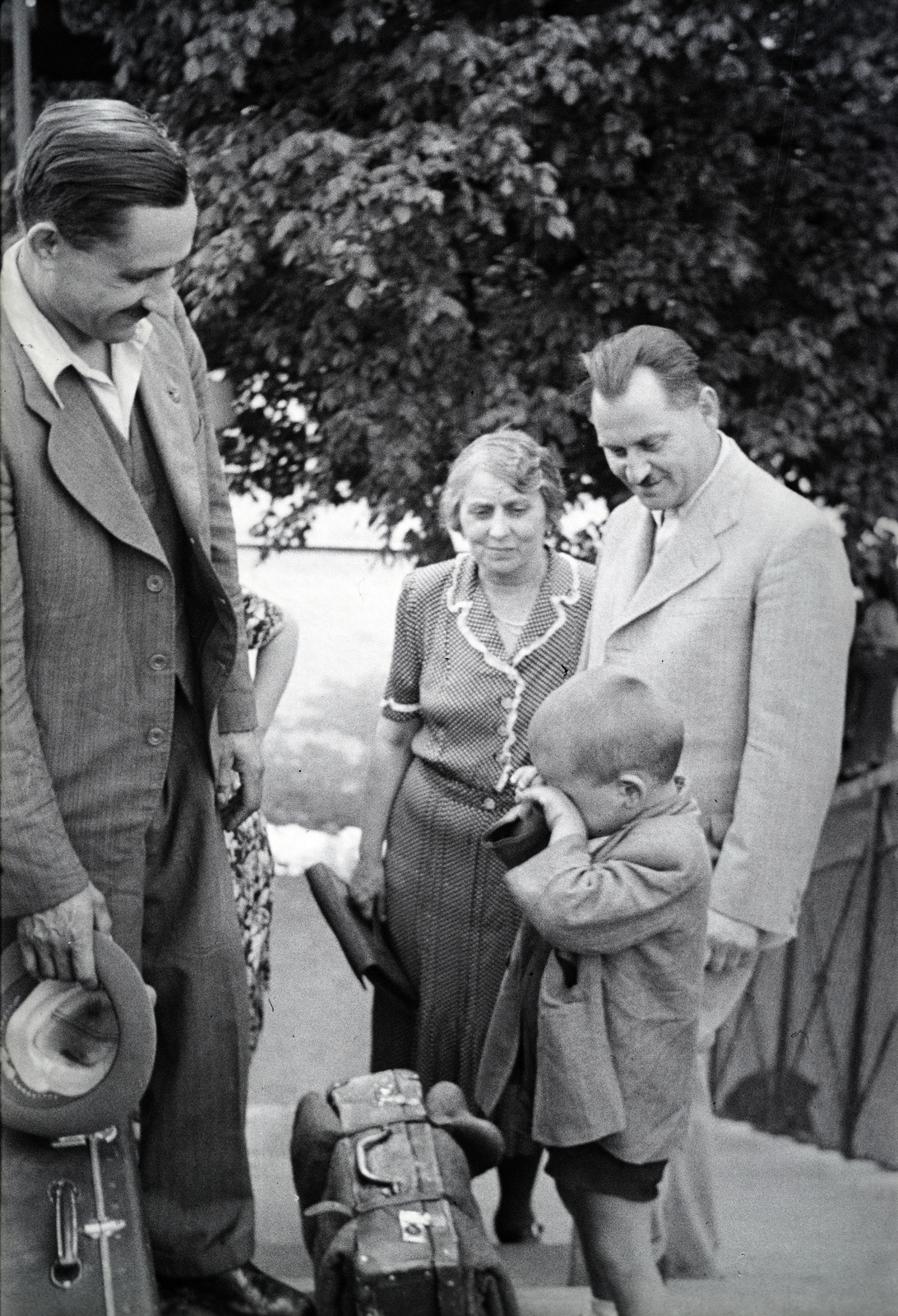 1941, Reményi József, crying, suitcase, hat in hand, village fair, Best of, Fortepan #258270