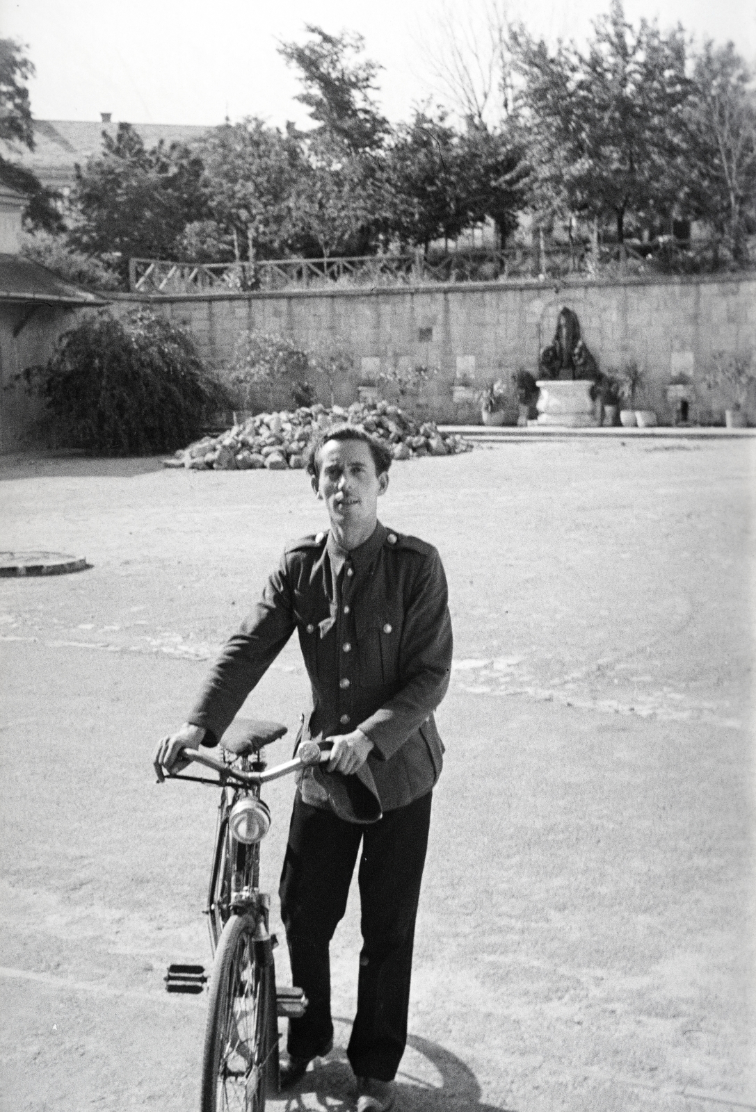 Hungary, Máriabesnyő, Gödöllő, a kegyhely kerítése, Szent Konrád kútja (Krasznai Lajos, 1934.)., 1941, Reményi József, Hungarian soldier, bicycle, sculptural group, pilgrimage, Fortepan #258271