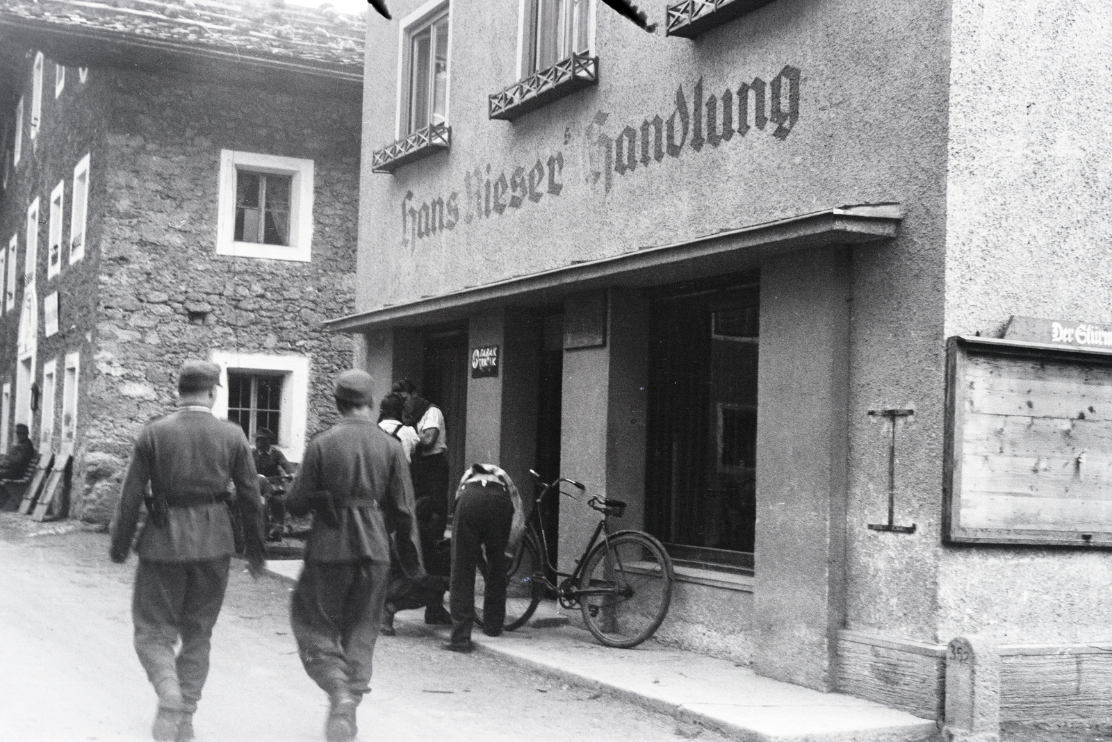 Austria, 1945, Reményi József, tobacco shop, assembly, German soldier, bicycle, Fortepan #258276