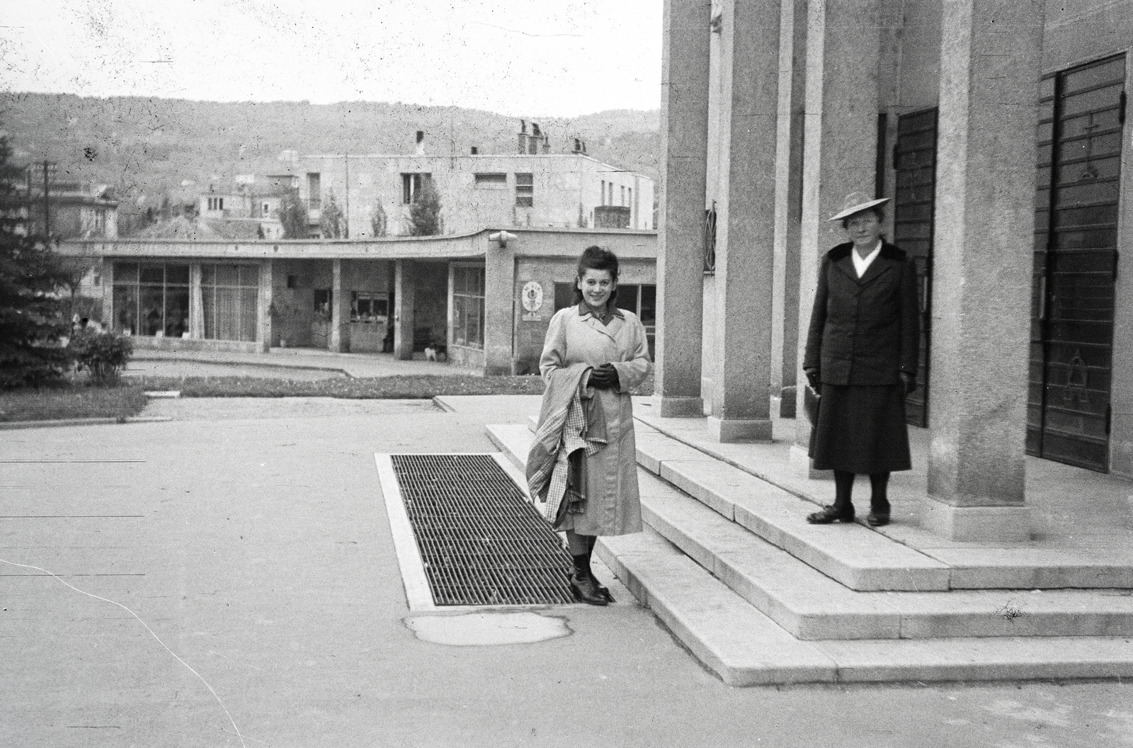 Magyarország, Budapest II., Pasaréti tér, a felvétel a Páduai Szent Antal-templom bejárata előtt készült., 1943, Reményi József, Budapest, kabát a karon, lapostető, Fortepan #258278