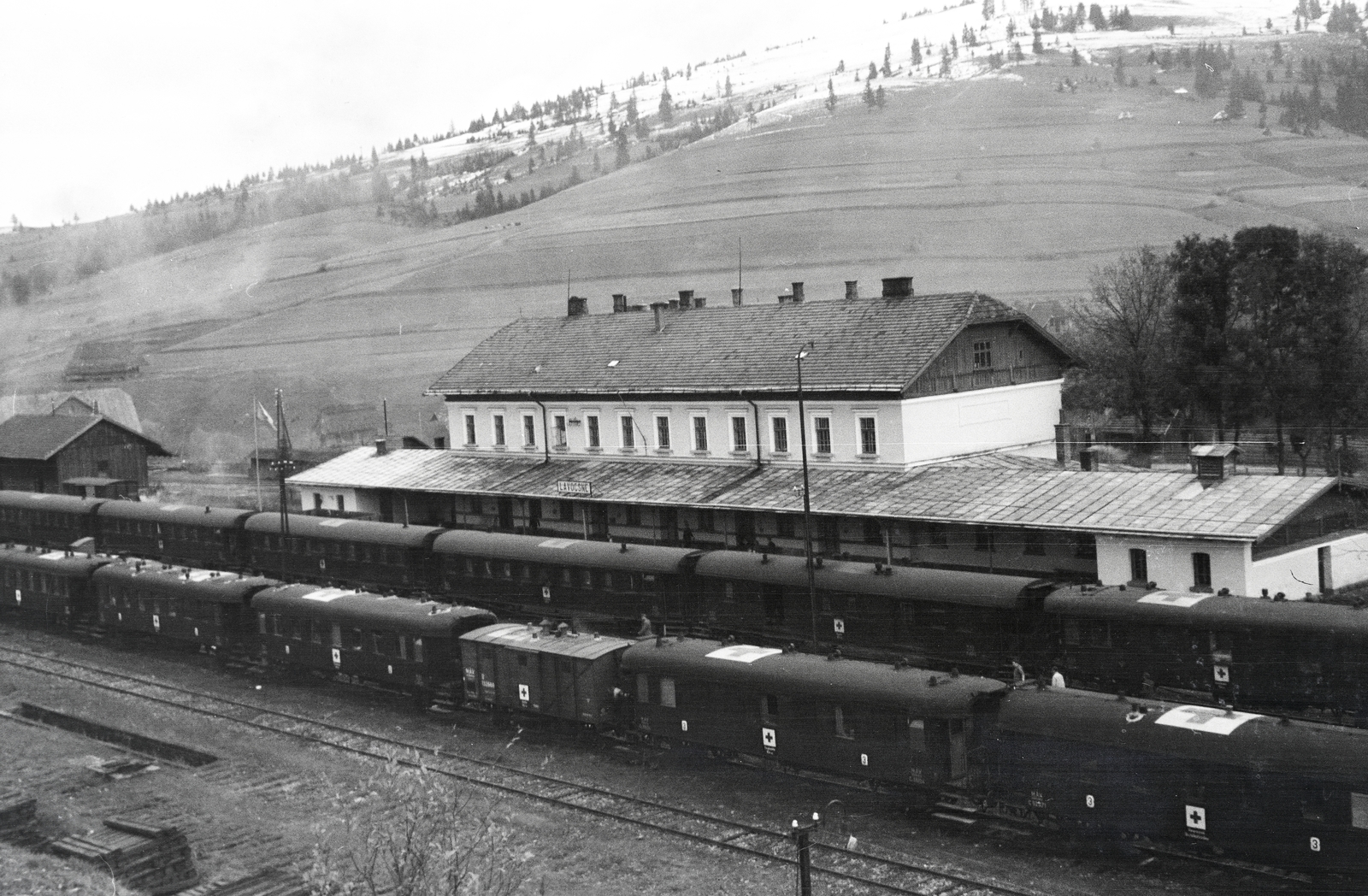 Ukrajna, Lavocsne, (ekkor Ławoczne), vasútállomás., 1943, Reményi József, hegyoldal, vöröskereszt, vonat, vasúti szerelvény, Fortepan #258281