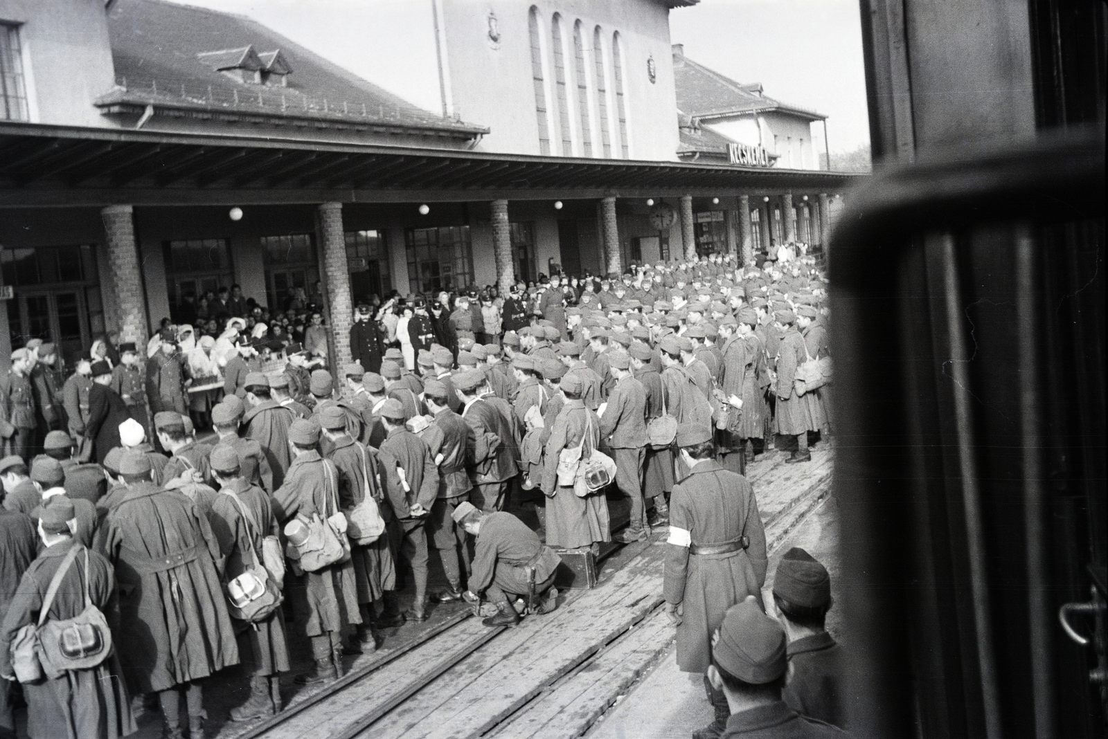 Hungary, Kecskemét, vasútállomás, a felvétel a 154-es számú vöröskeresztes kórházvonat érkezésekor készült., 1942, Reményi József, Best of, train station, Fortepan #258287