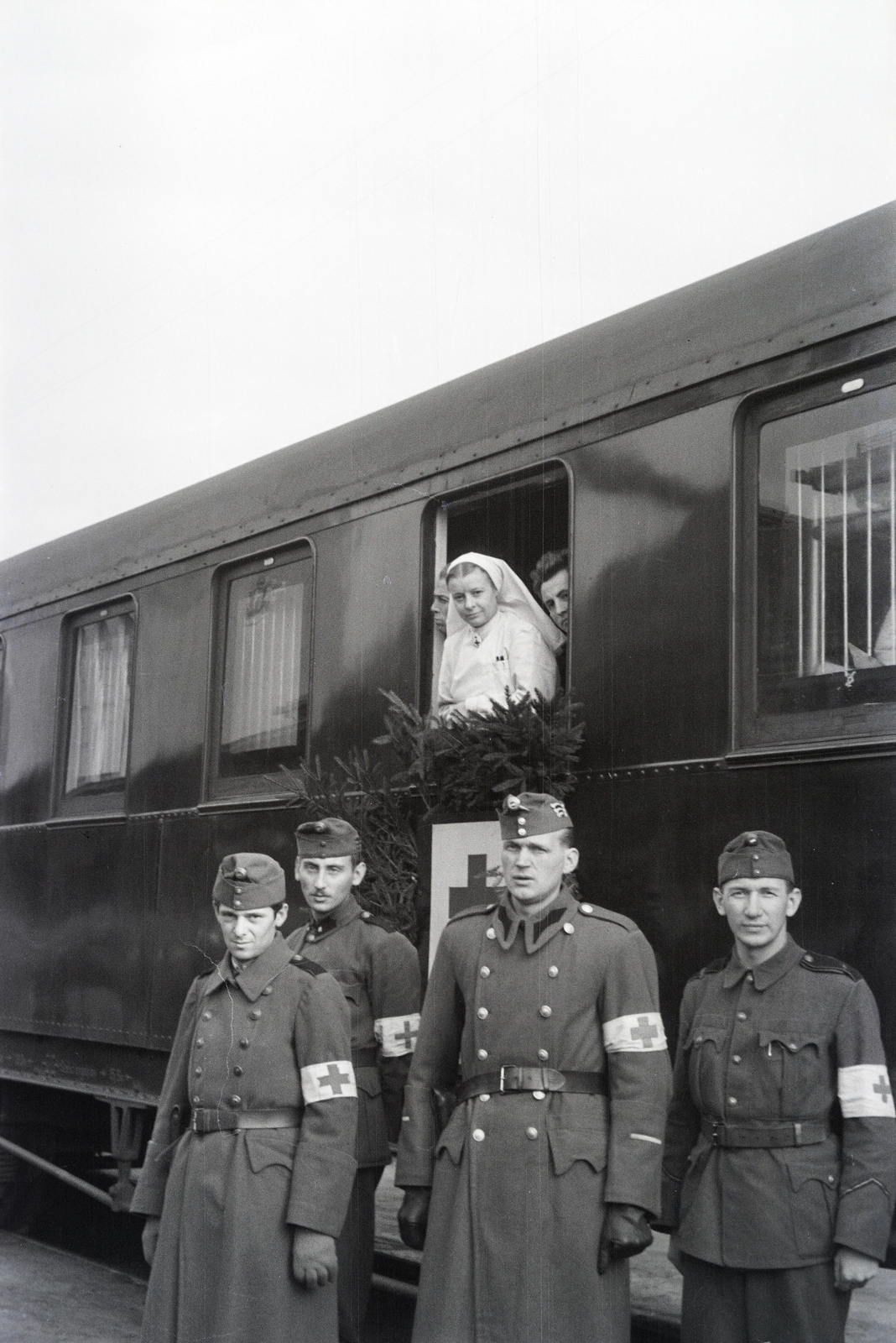 Magyarország, Kecskemét, vasútállomás, a felvétel a 154-es számú vöröskeresztes kórházvonat érkezésekor készült., 1942, Reményi József, katona, ápolónő, karszalag, ablakon kihajolni, Fortepan #258288