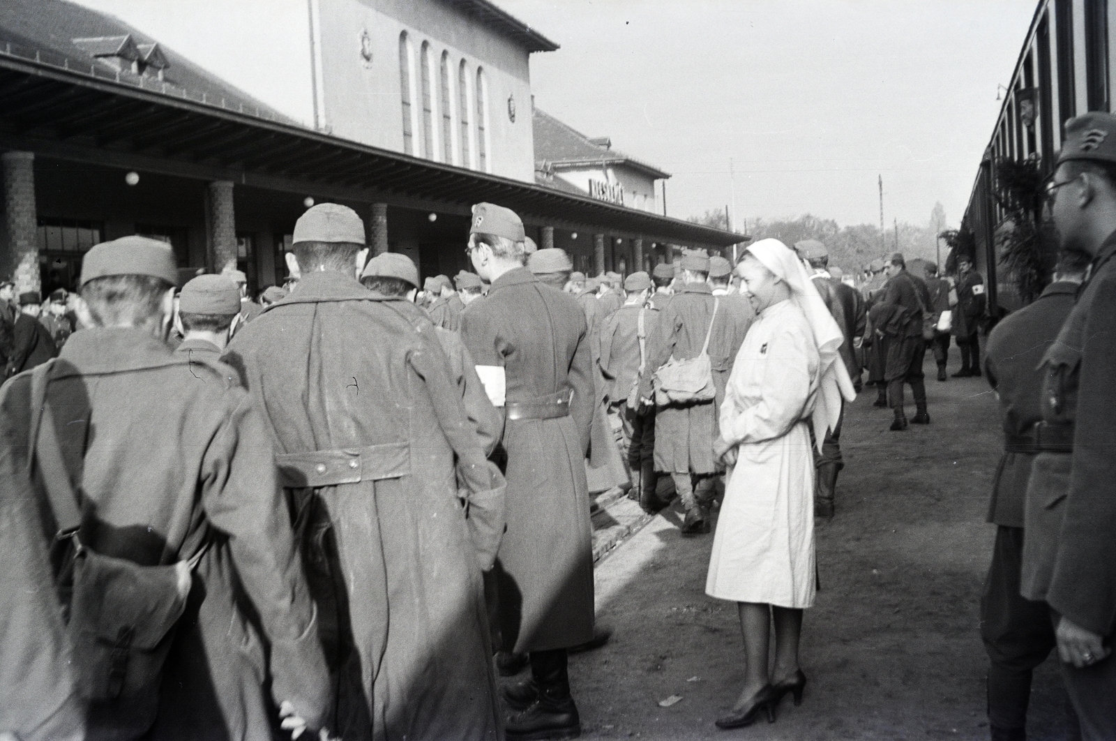 Magyarország, Kecskemét, vasútállomás, a felvétel a 154-es számú vöröskeresztes kórházvonat érkezésekor készült., 1942, Reményi József, Fortepan #258289