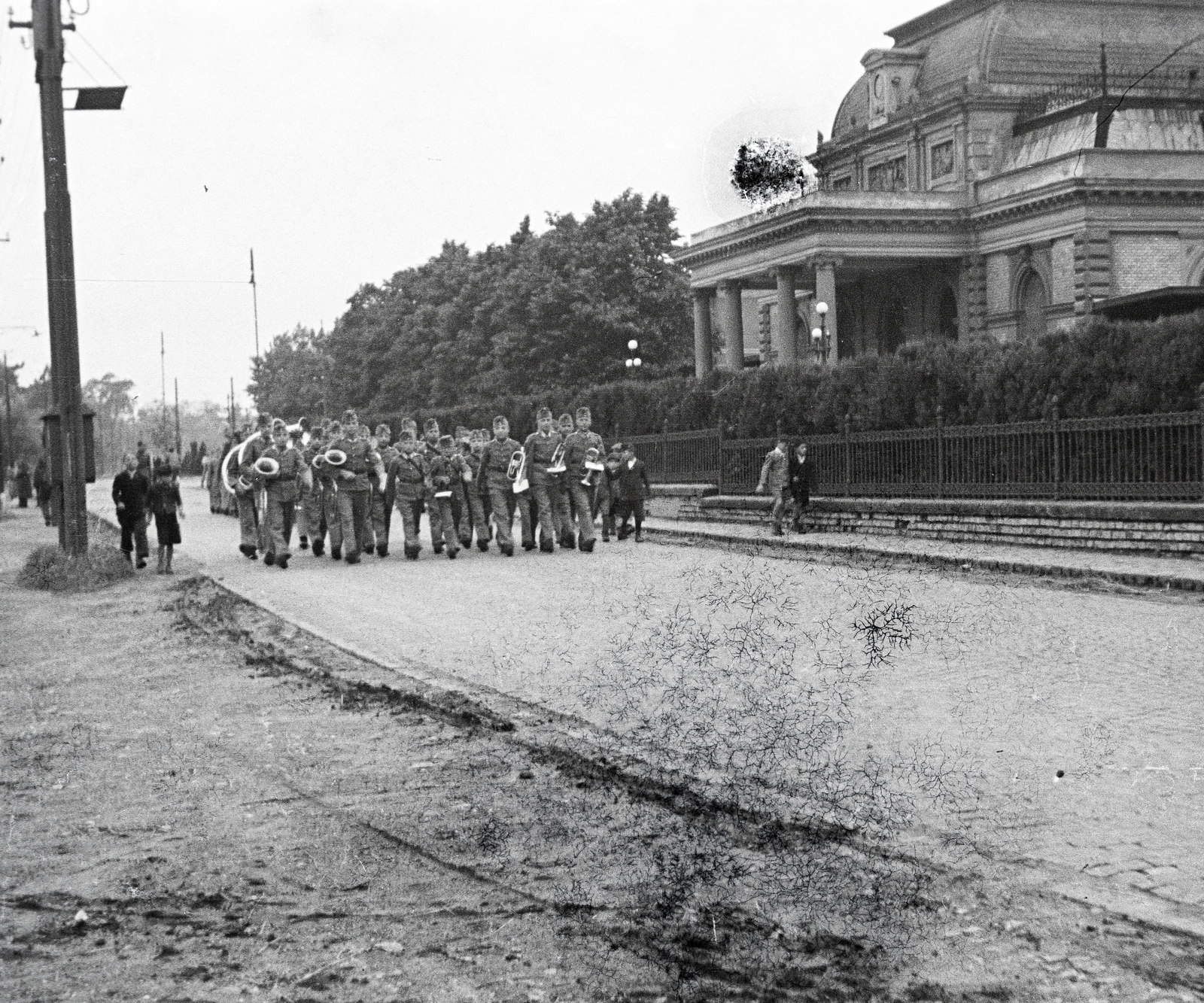 Magyarország, Gödöllő, Állomás út, Királyi Váró a vasútállomáson., 1944, Reményi József, fúvószenekar, hangszer, katonazenekar, kadét, Fortepan #258300