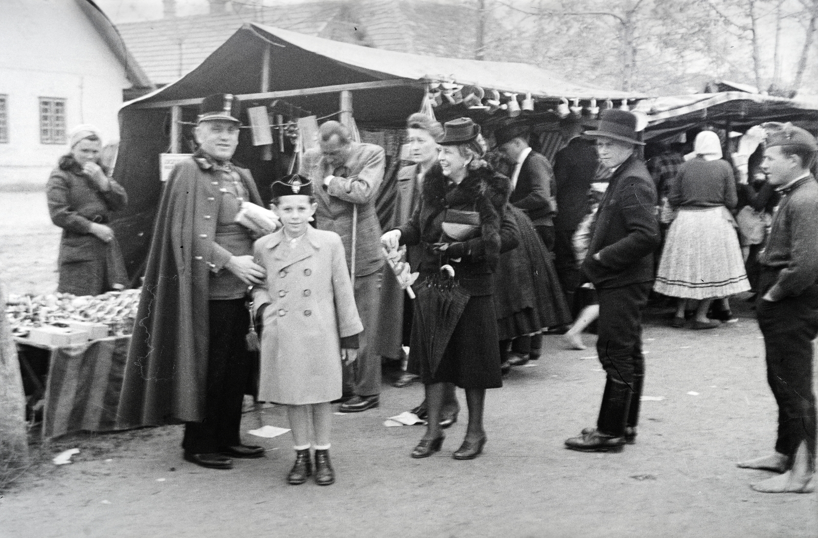 1943, Reményi József, sokadalom, kisfiú, Bocskai sapka, vásár, dupla soros kabát, Fortepan #258307