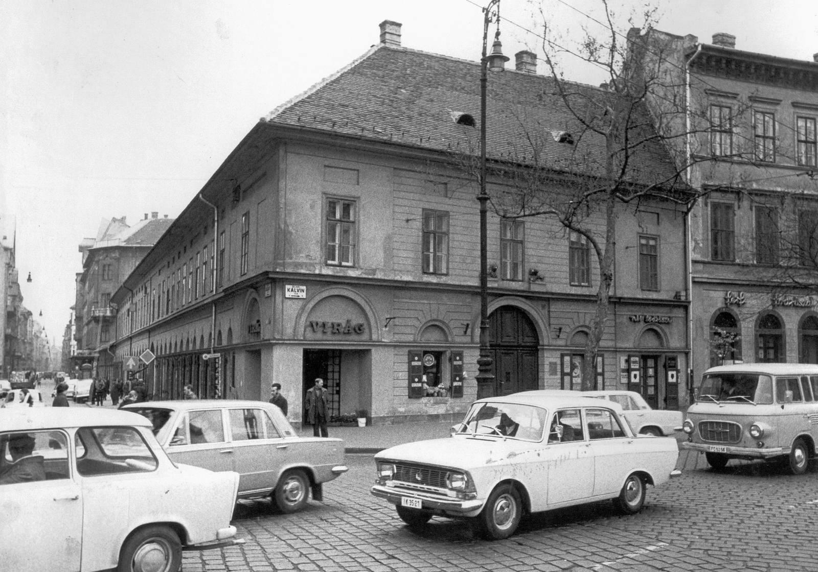 Hungary, Budapest IX., Kálvin tér - Ráday utca sarok., 1973, Ferencvárosi Helytörténeti Gyűjtemény, transport, traffic, sign-board, German brand, Soviet brand, candelabra, commercial vehicle, street view, Moskvitch-brand, Barkas-brand, lamp post, automobile, florist, Budapest, Fortepan #25831