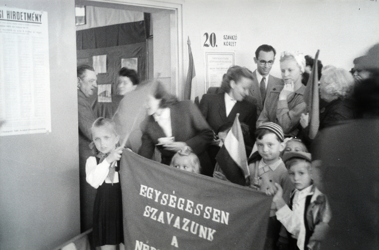 Hungary, Budapest XIII., Nővér (Kilián György) utca 15-17. Általános Iskola (később Németh László Gimnázium). A felvétel az 1953. május 17-i országgyűlési választások alkalmával készült., 1953, Reményi József, kids, Little drummer, voting, announcement, school, Budapest, Fortepan #258316
