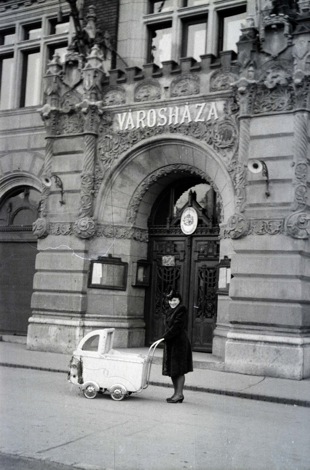 Magyarország, Budapest IV., Szent István tér, Városháza., 1943, Reményi József, Budapest, babakocsi, épületdísz, Fortepan #258324