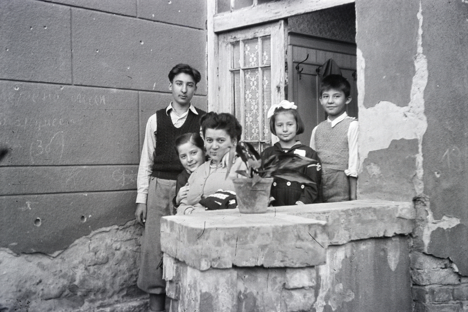 1953, Reményi József, Cyrillic alphabet, tableau, family, standing in door, graffiti, Fortepan #258332