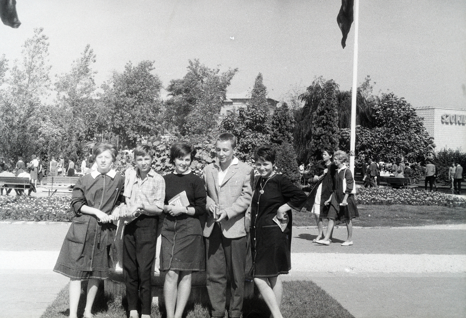 Magyarország, Budapest X., Albertirsai úti vásár területe, középen, a fáktól takarva, háttérben a Lóversenypálya tribünje., 1966, Reményi József, Budapest, Fortepan #258356