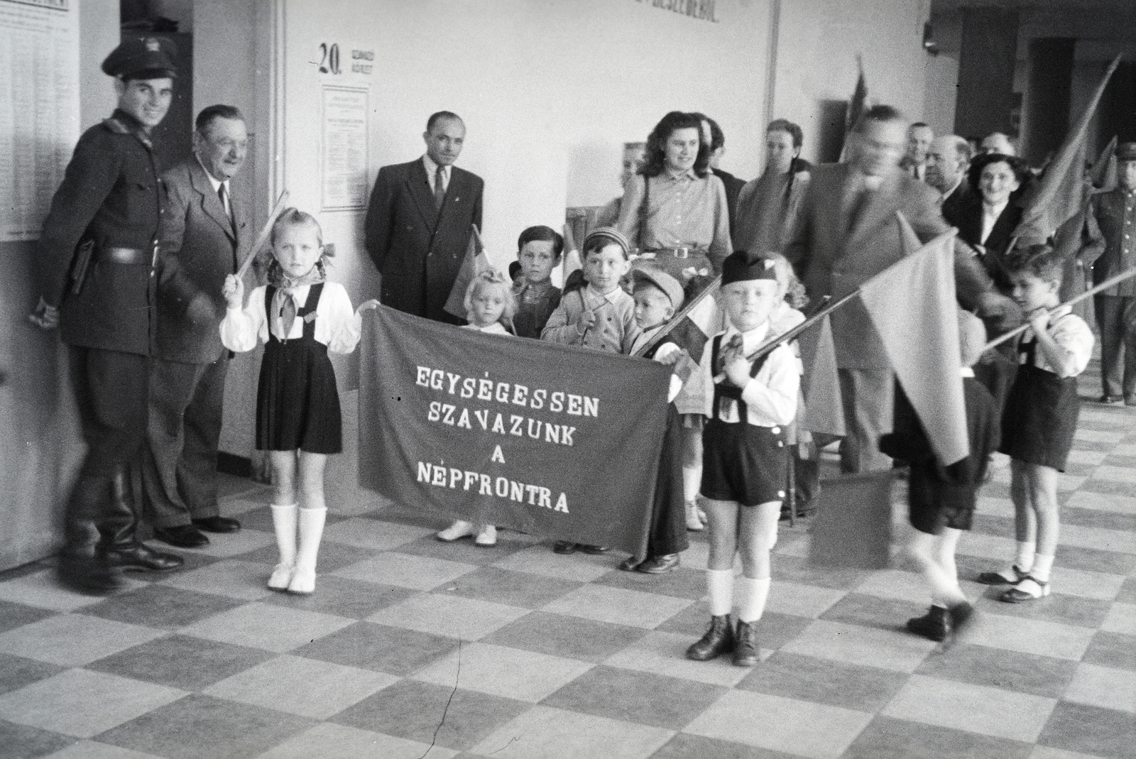 Hungary, Budapest XIII., Nővér (Kilián György) utca 15-17. Általános Iskola (később Németh László Gimnázium). A felvétel az 1953. május 17-i országgyűlési választások alkalmával készült., 1953, Reményi József, kids, flag, Little drummer, voting, Budapest, Best of, Fortepan #258360