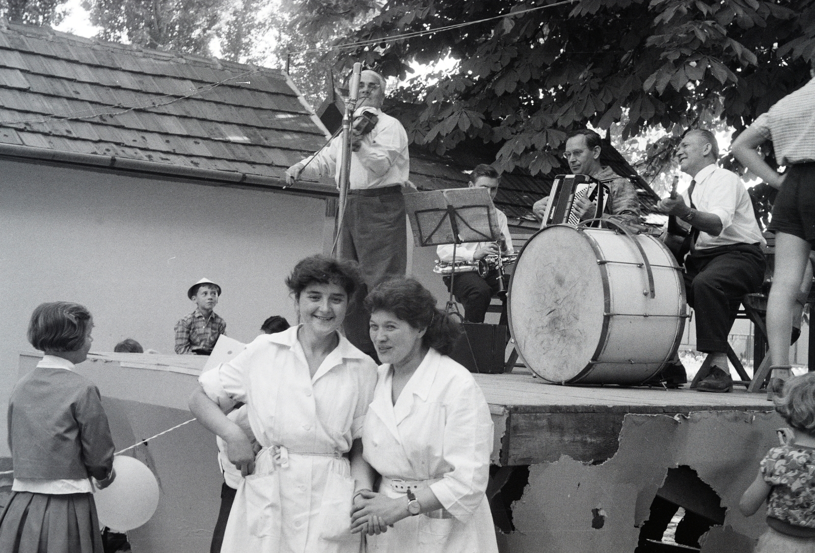 Hungary, Budapest III., Római part, Kossuth Lajos üdülőpart 111., Tungsram üdülőtelep. A felvétel egy vállalati ünnepség alkalmával készült., 1957, Reményi József, Best of, Budapest, guitar, accordion, drummer, violin, band, Fortepan #258366