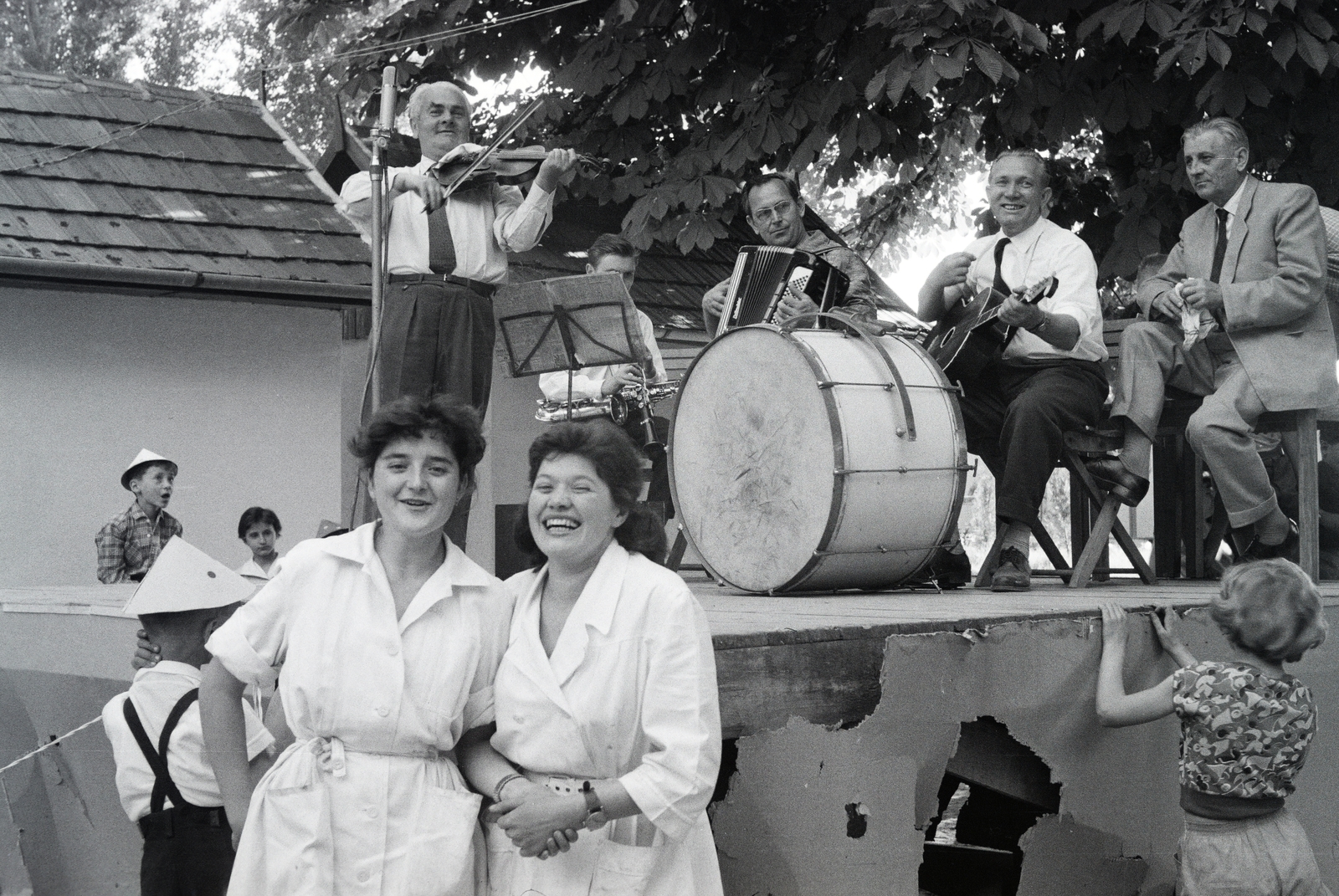 Hungary, Budapest III., Római part, Kossuth Lajos üdülőpart 111., Tungsram üdülőtelep. A felvétel egy vállalati ünnepség alkalmával készült., 1957, Reményi József, Budapest, band, Best of, Fortepan #258367