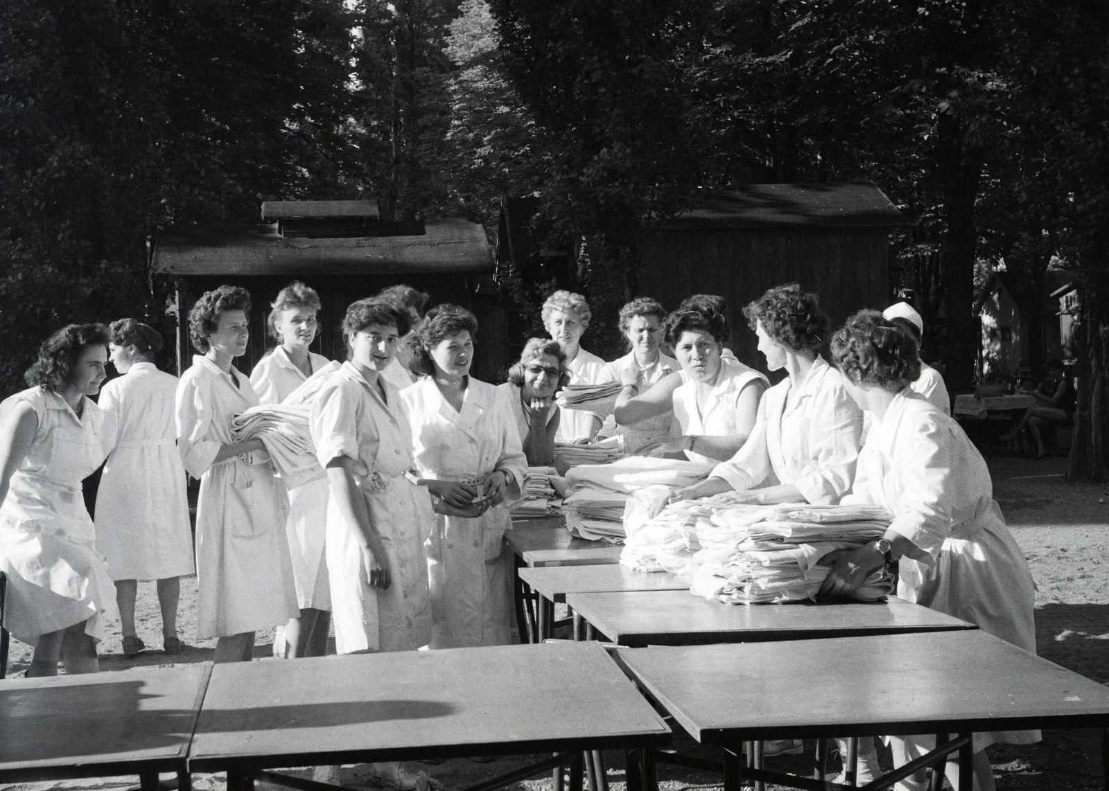 Hungary, Budapest III., Római part, Kossuth Lajos üdülőpart 111., Tungsram üdülőtelep. A felvétel egy vállalati ünnepség alkalmával készült., 1957, Reményi József, Budapest, overall, women, table, Fortepan #258370