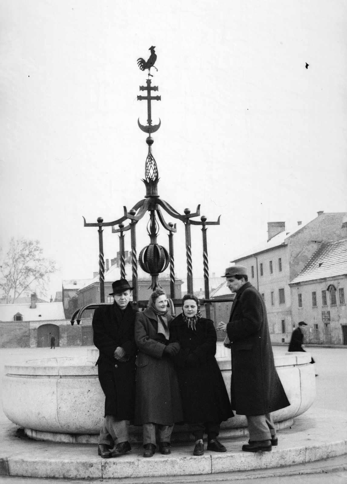 Hungary, Győr, Dunakapu tér, Vaskakas kút (Hodina Adolf Mihály, 1940.)., 1960, Reményi József, well, Fountain, Fortepan #258383