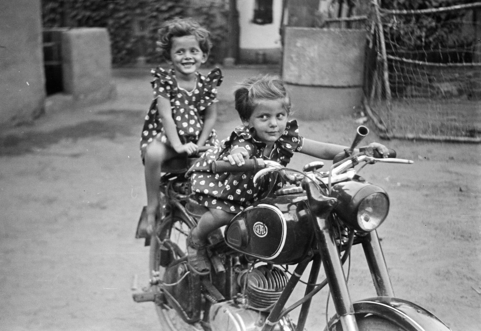 1952, Reményi József, dotted dress, motorcycle, girls'n'cars, yard, well ring, twins, Best of, Fortepan #258387