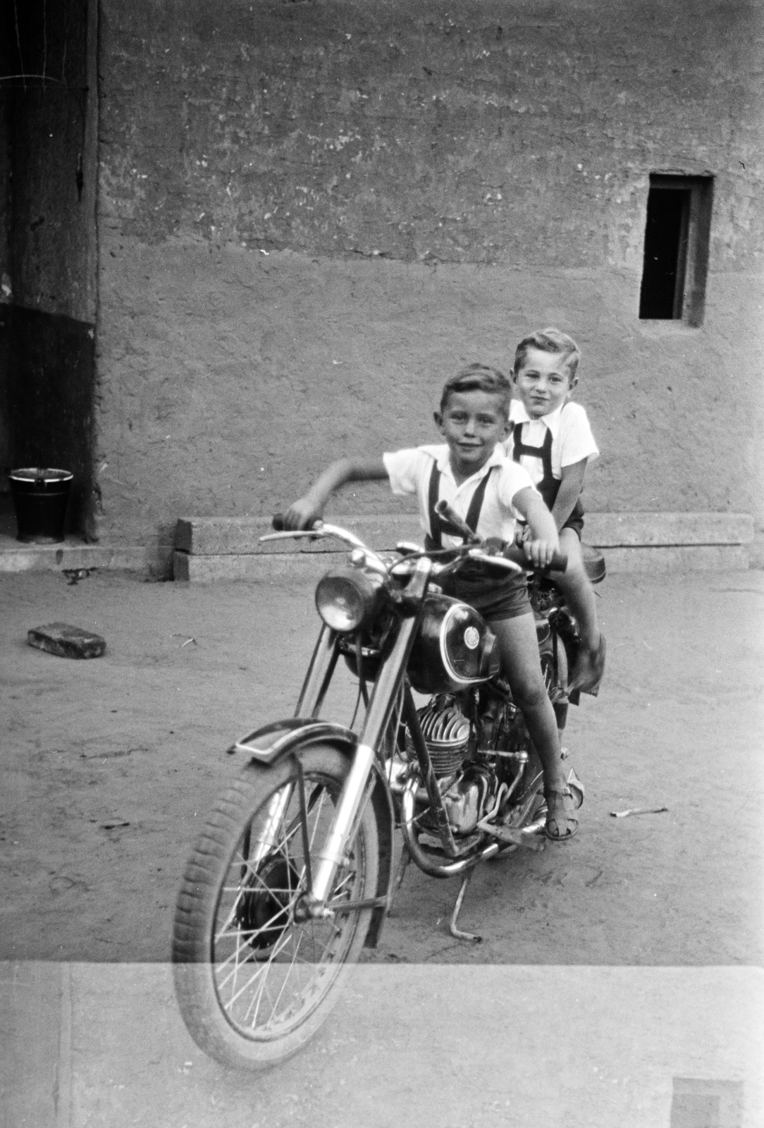 1952, Reményi József, motorcycle, yard, kid, Fortepan #258389