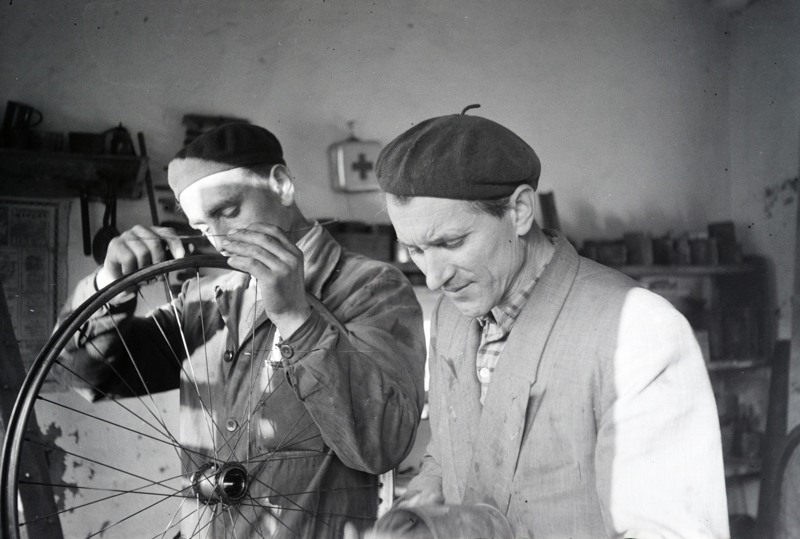 1953, Reményi József, centring, beret, bicycle repairman, first aid, Fortepan #258394
