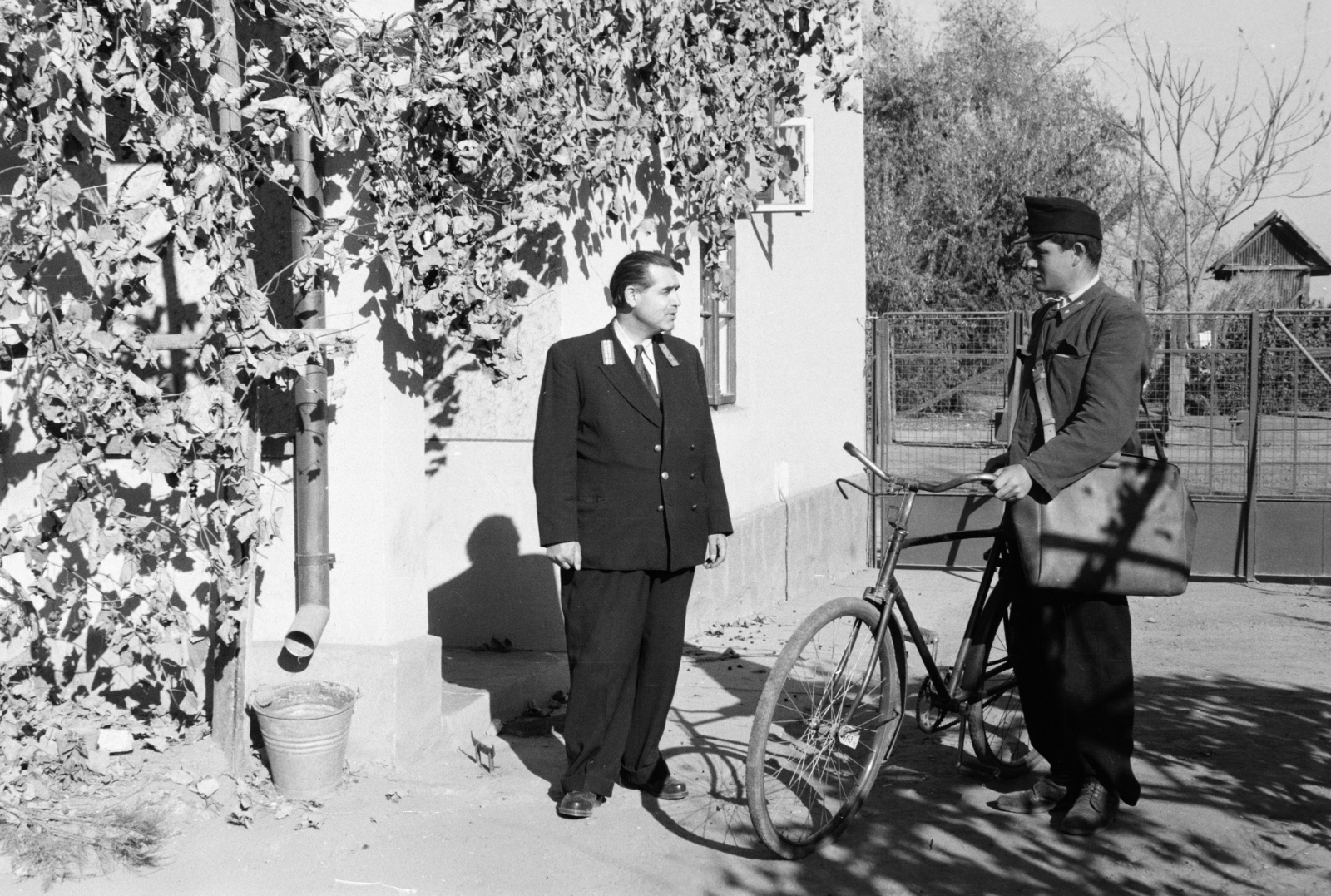 Hungary, Kossuth Lajos utca, a felvétel a 107. (ekkor 57.) szám alatti postahivatal kertjében készült. Háttérben a Magyarok Nagyasszonya-templom., 1965, Reményi József, bicycle, postman, Fortepan #258417